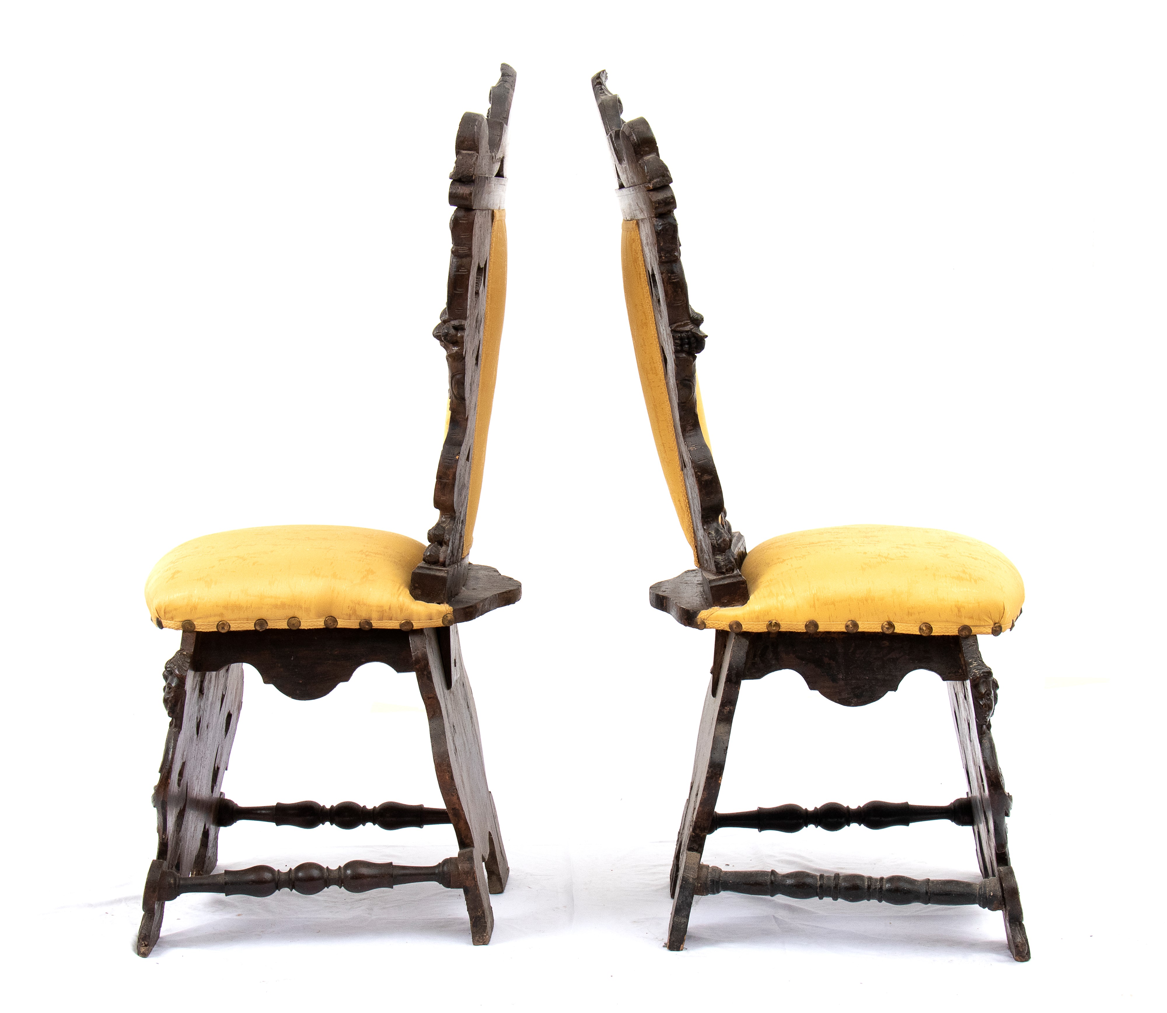 Capotavola e coppia di sedie italiane intagliate, Rinascimento