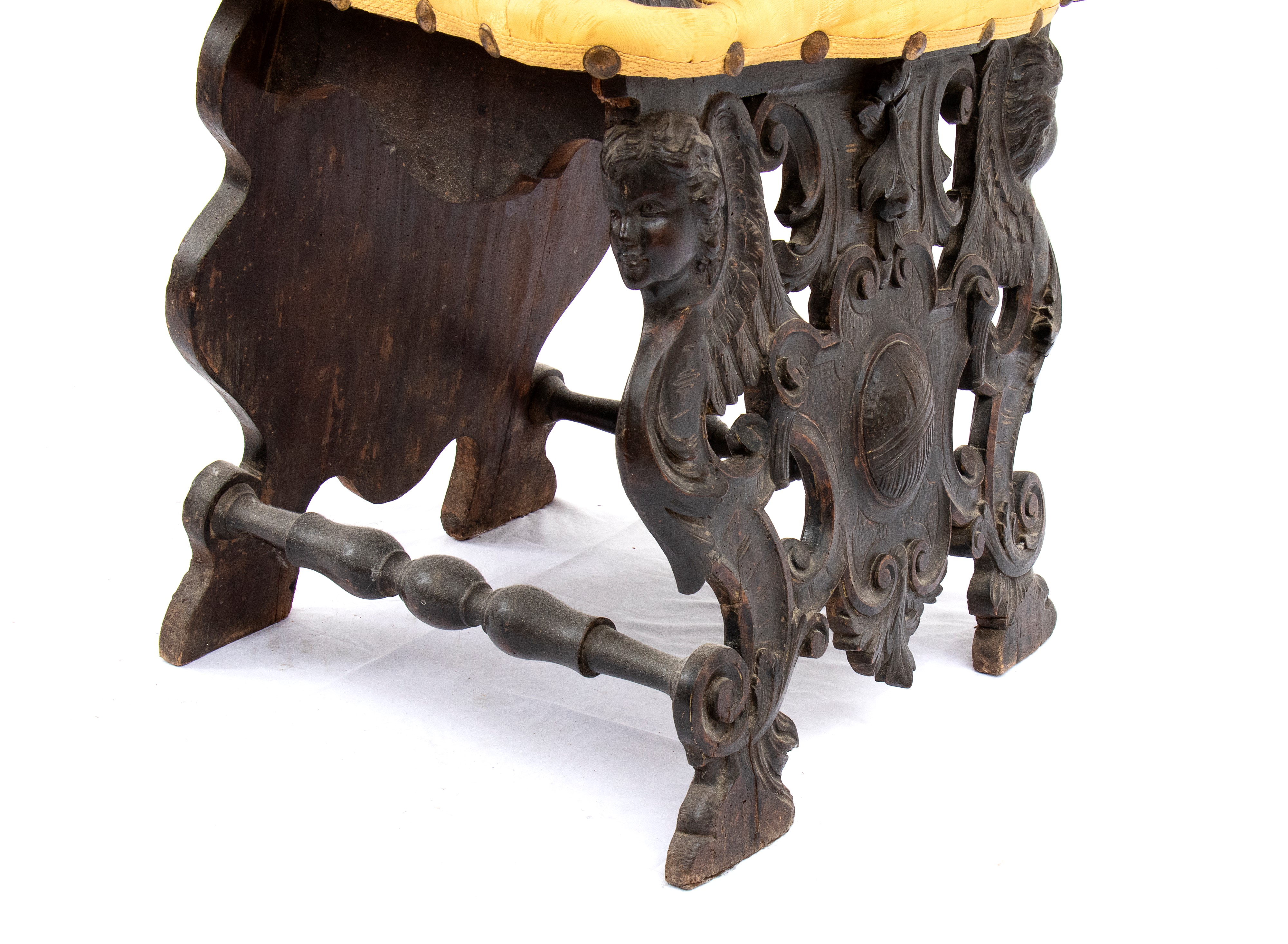 Capotavola e coppia di sedie italiane intagliate, Rinascimento