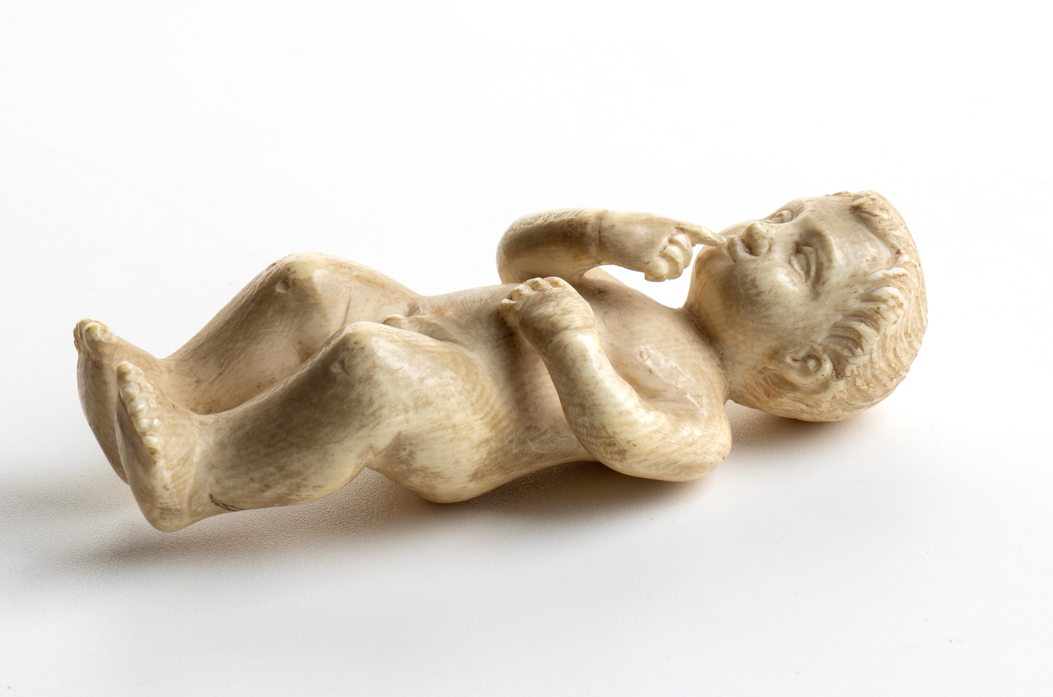 Scultura in avorio di elefante scolpito a tutto tondo raffigurante il Bambino Gesù (Francia, XIX ...