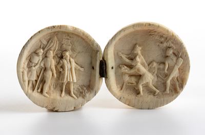 Francia (Dieppe?), XIX secolo, Dittico a sfera pieghevole in avorio intagliato con scene della vi...