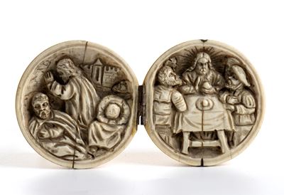 Francia (Dieppe ?), Dittico sferico pieghevole in avorio intagliato con scene della vita di Crist...