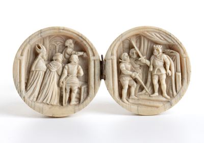 Francia (Dieppe?), Dittico sferico pieghevole in avorio intagliato con scena della benedizione e ...