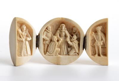 Francia (Dieppe?), XIX secolo, Trittico a sfera pieghevole in avorio intagliato