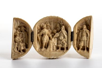 Francia (Dieppe?), XIX secolo, Trittico a sfera pieghevole in avorio intagliato