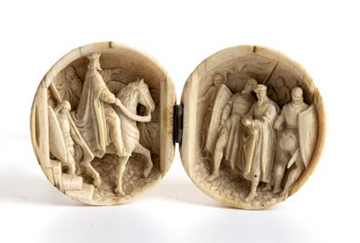Francia (Dieppe ?), Dittico a sfera pieghevole in avorio intagliato, XIX secolo