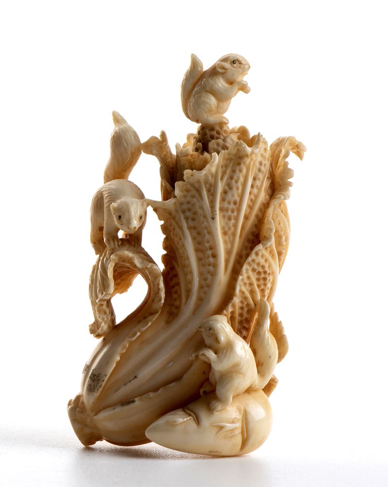 Snuff bottle cinese in avorio marino scolpito (periodo Qing, XIX–XX secolo) raffigurante un cavol...