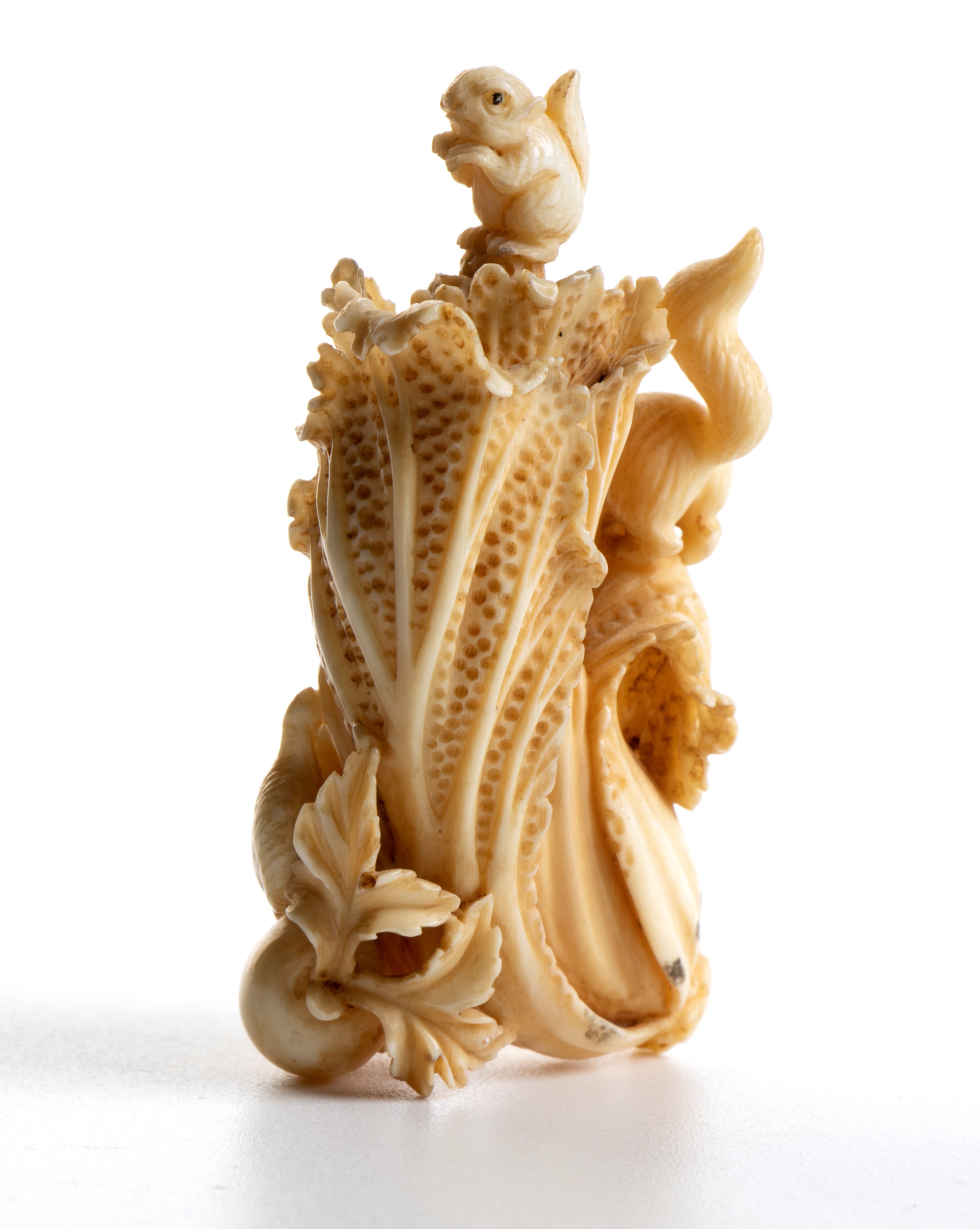 Snuff bottle cinese in avorio marino scolpito (periodo Qing, XIX–XX secolo) raffigurante un cavol...