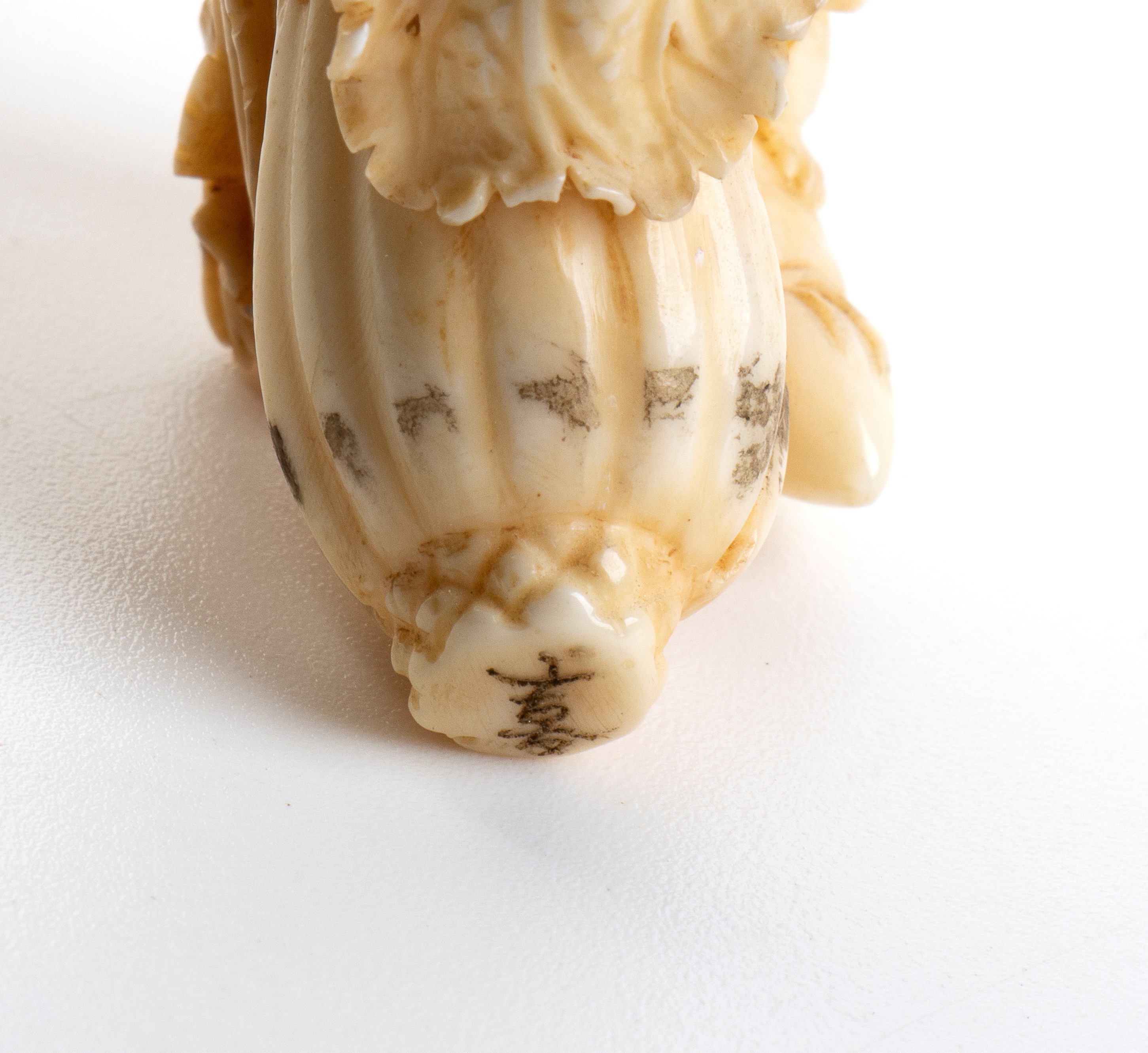 Snuff bottle cinese in avorio marino scolpito (periodo Qing, XIX–XX secolo) raffigurante un cavol...