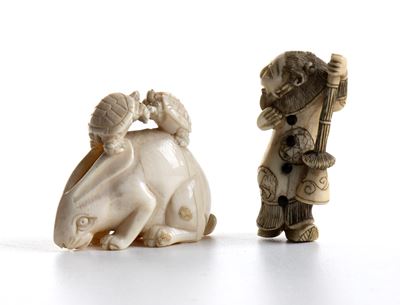 Coppia di netsuke in avorio marino scolpiti, raffigurazioni di tartarughe, coniglio e figura masc...