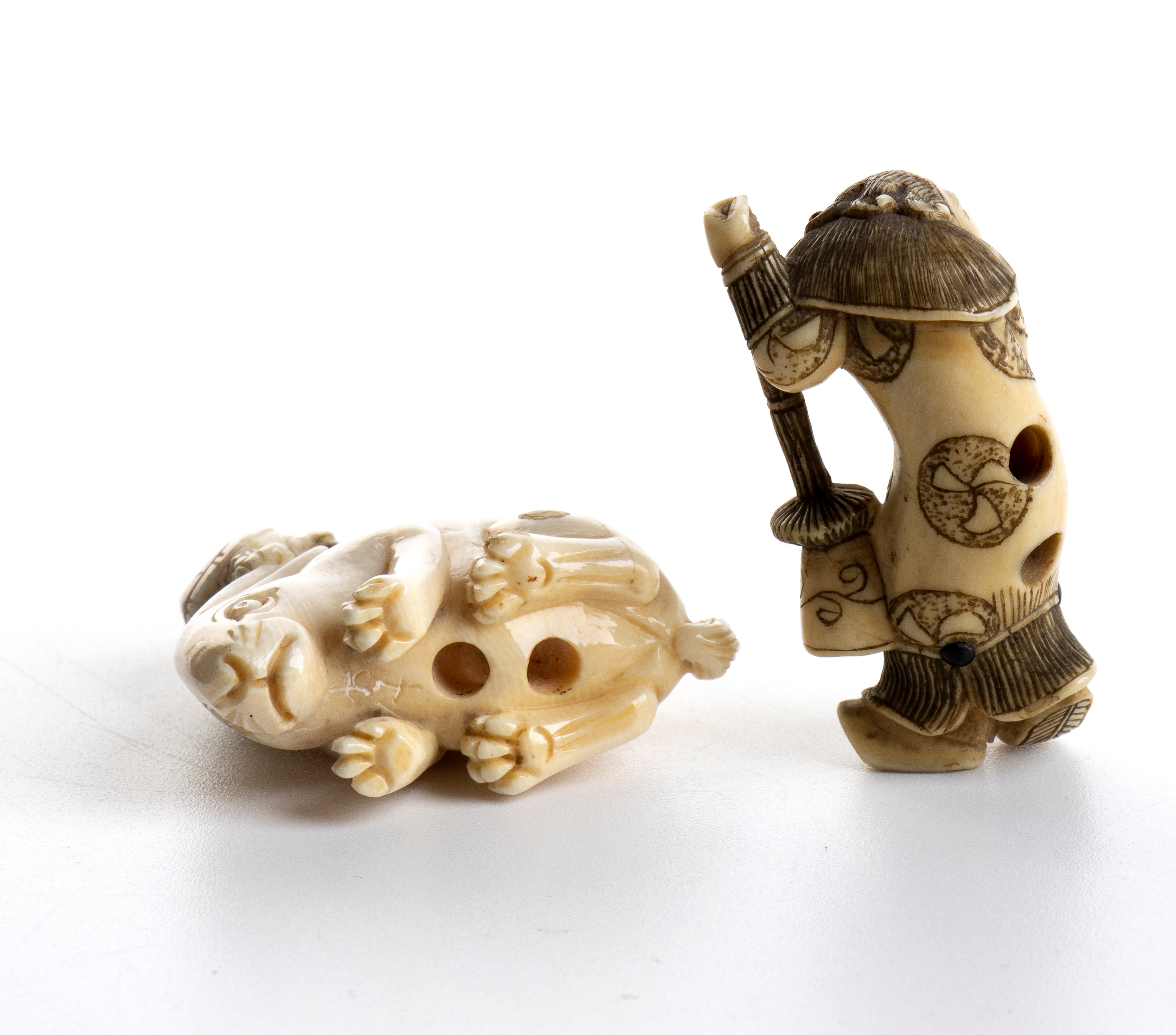 Coppia di netsuke in avorio marino scolpiti, raffigurazioni di tartarughe, coniglio e figura masc...
