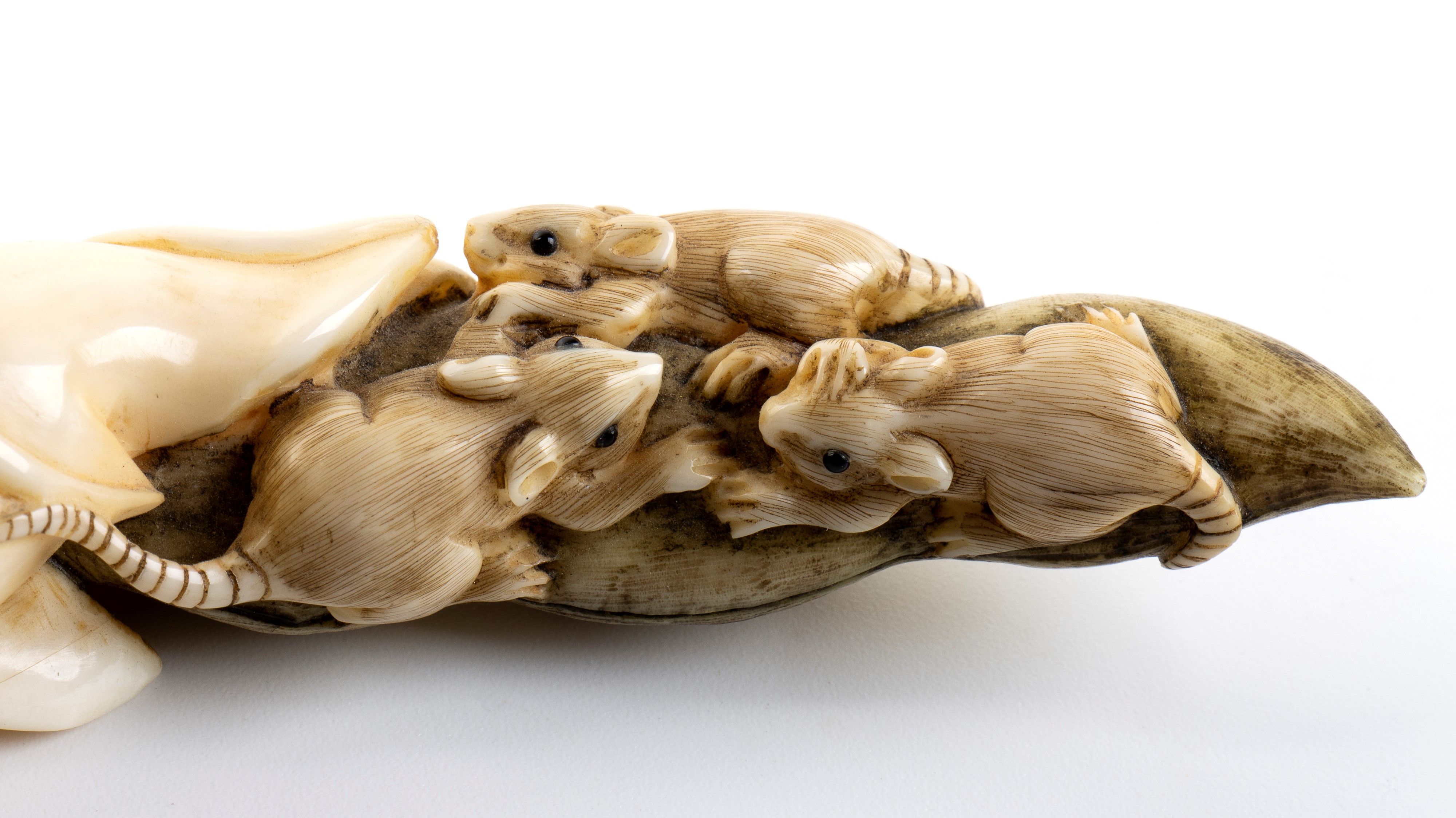 Okimono giapponese in avorio con miriade di topi su pianta di piselli