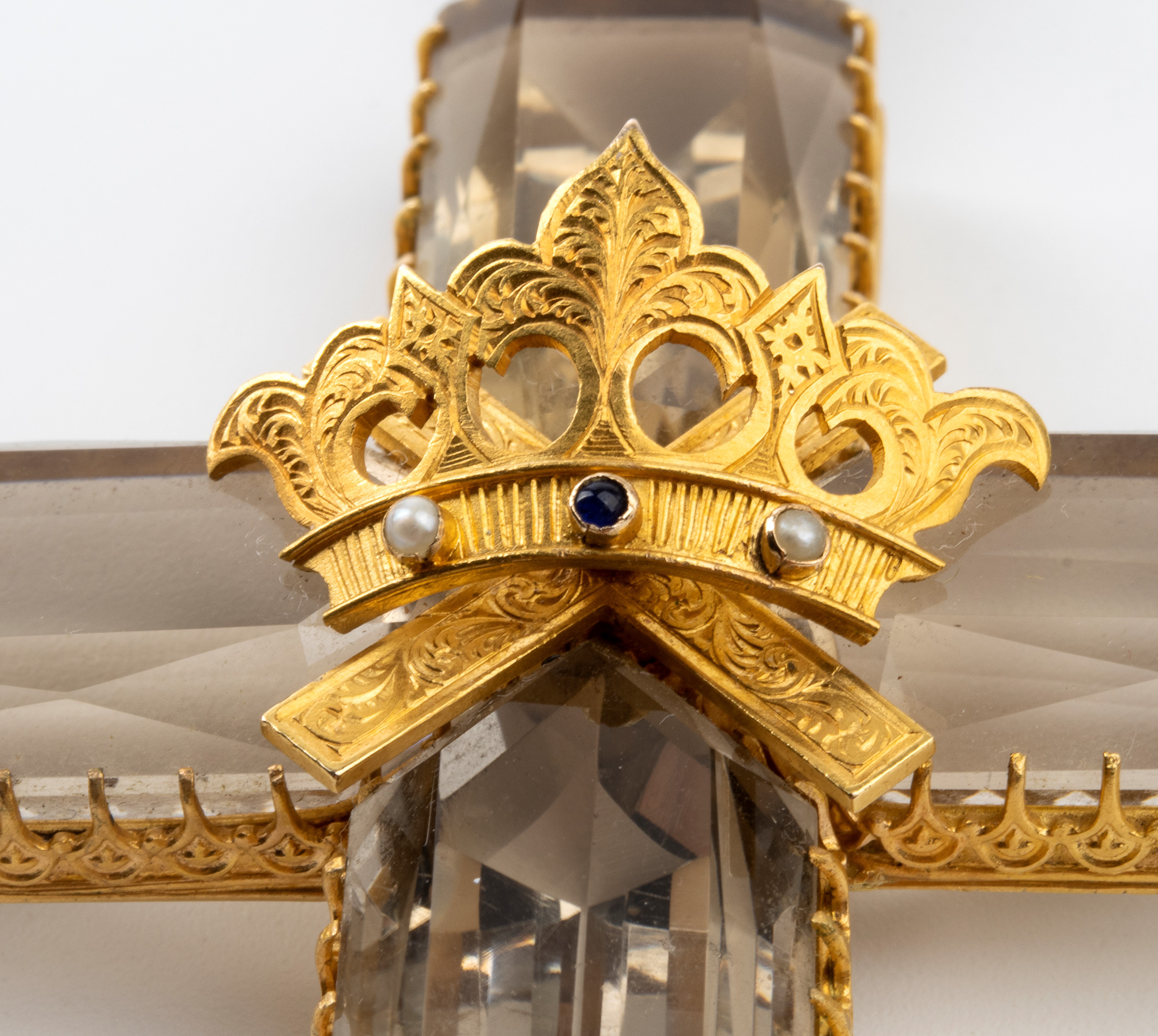 Croce pendente in oro e quarzo