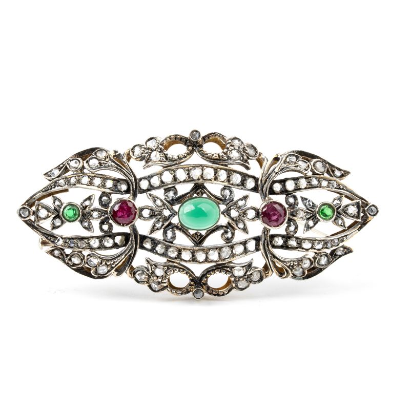 Spilla in oro ed argento con diamanti con diamanti, rubini e paste vitree