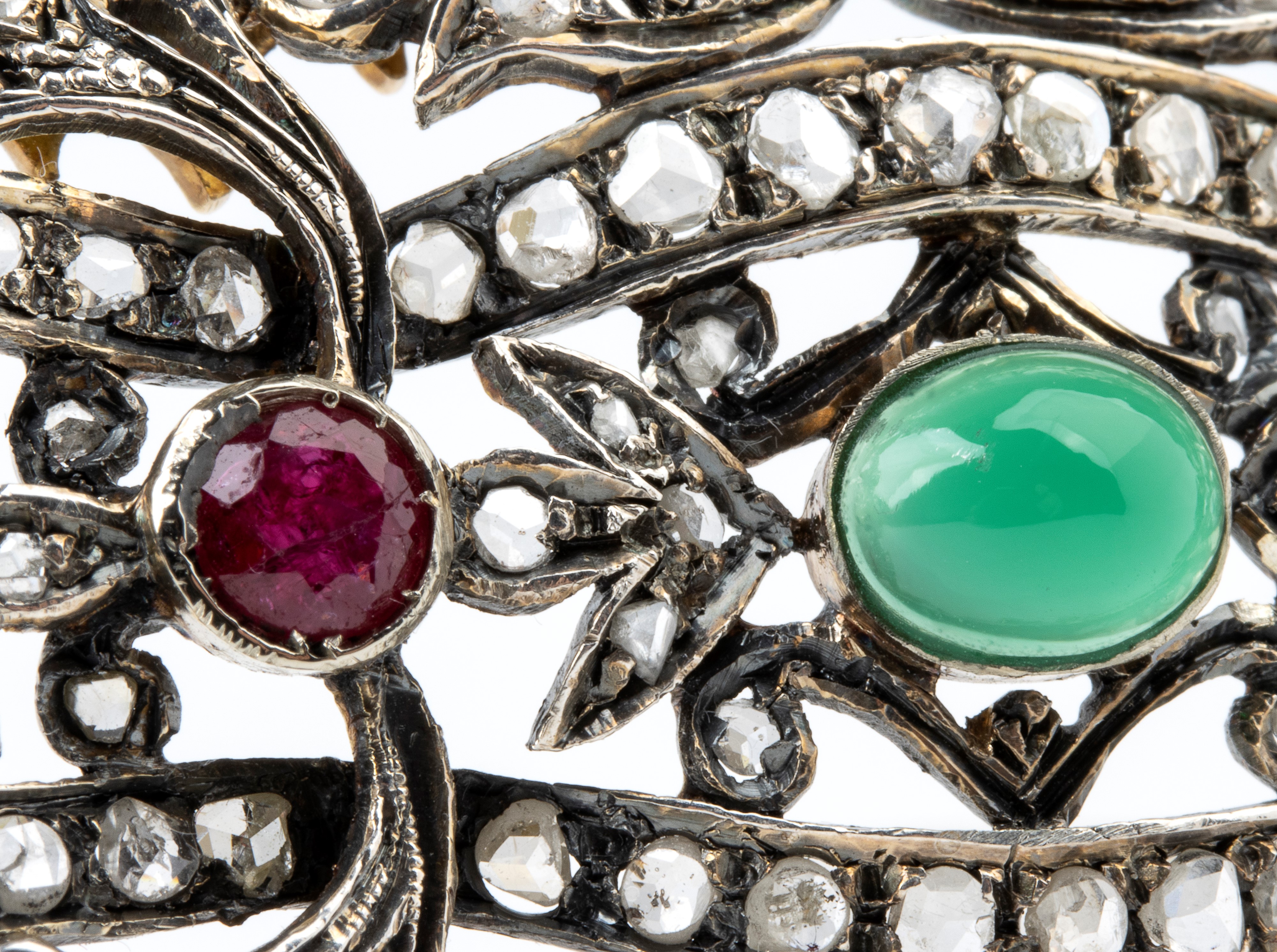 Spilla in oro ed argento con diamanti con diamanti, rubini e paste vitree