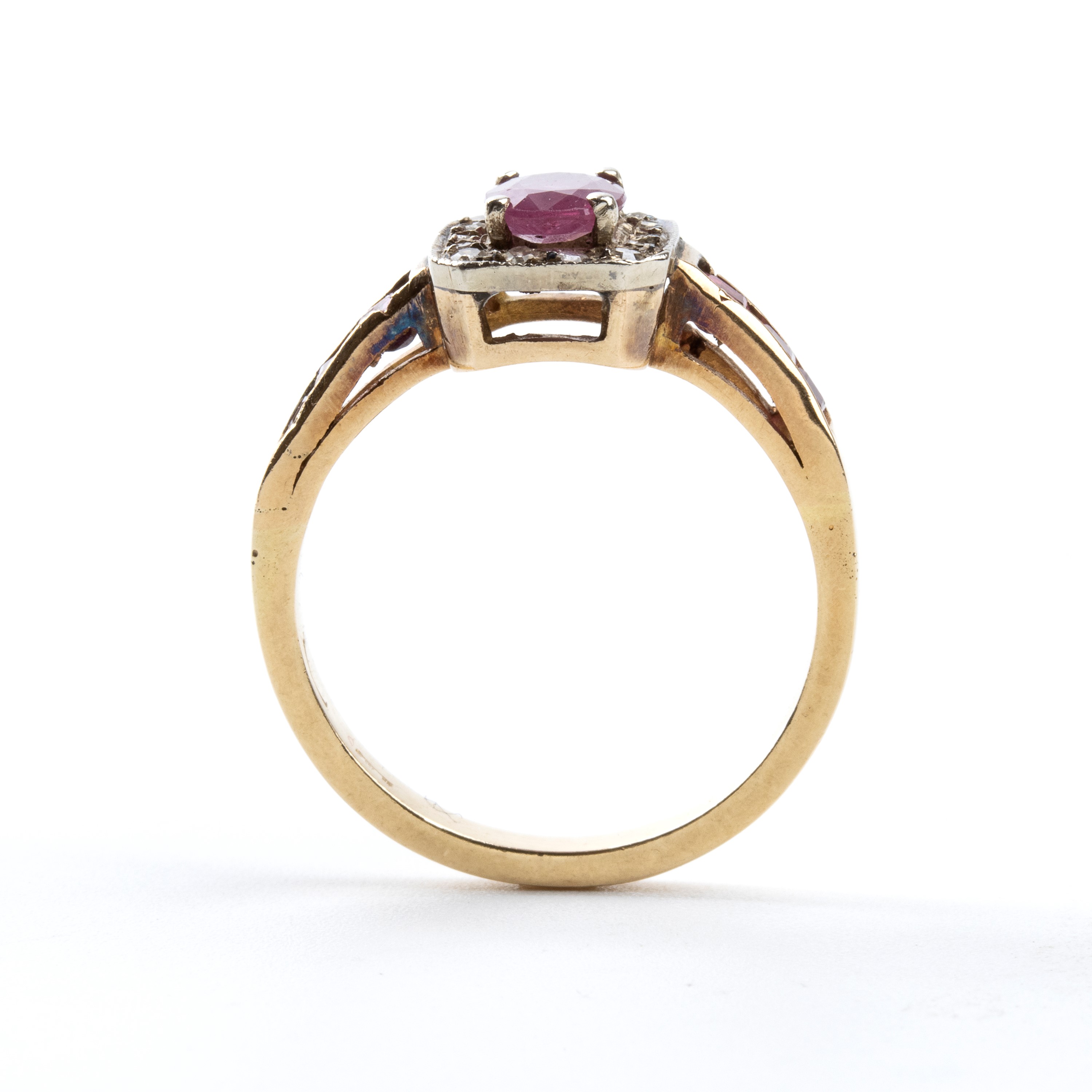 Anello in oro con rubino e diamanti