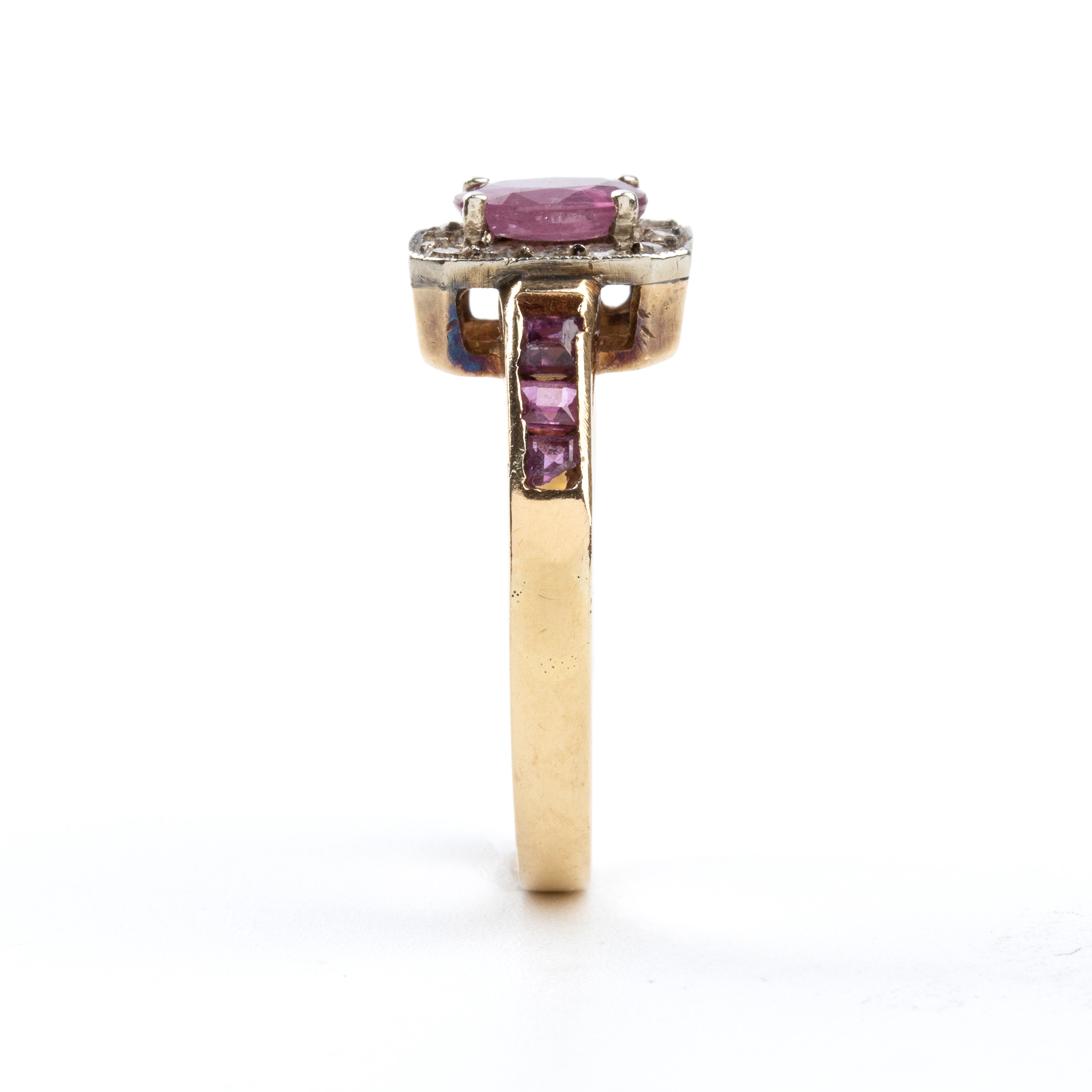 Anello in oro con rubino e diamanti