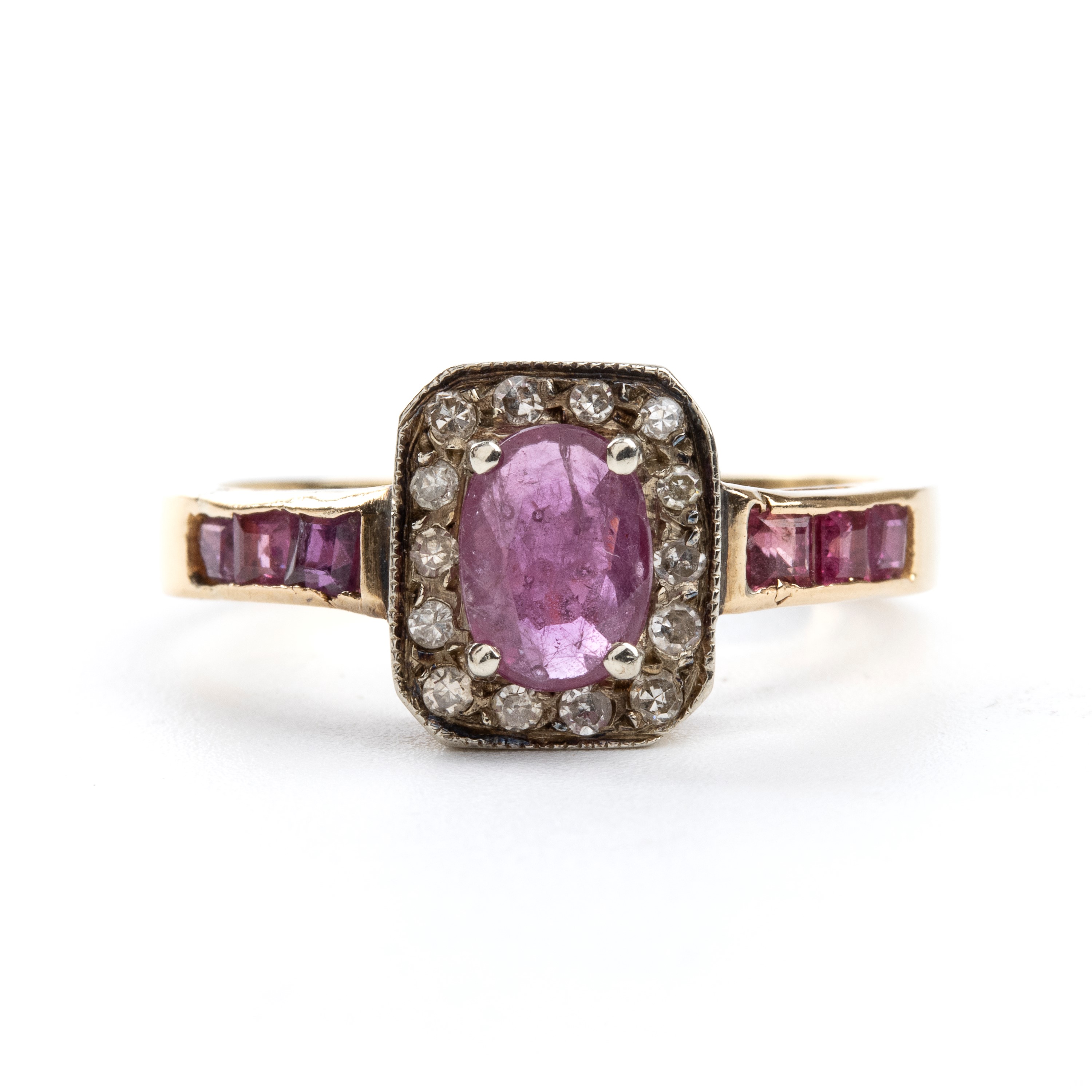 Anello in oro con rubino e diamanti