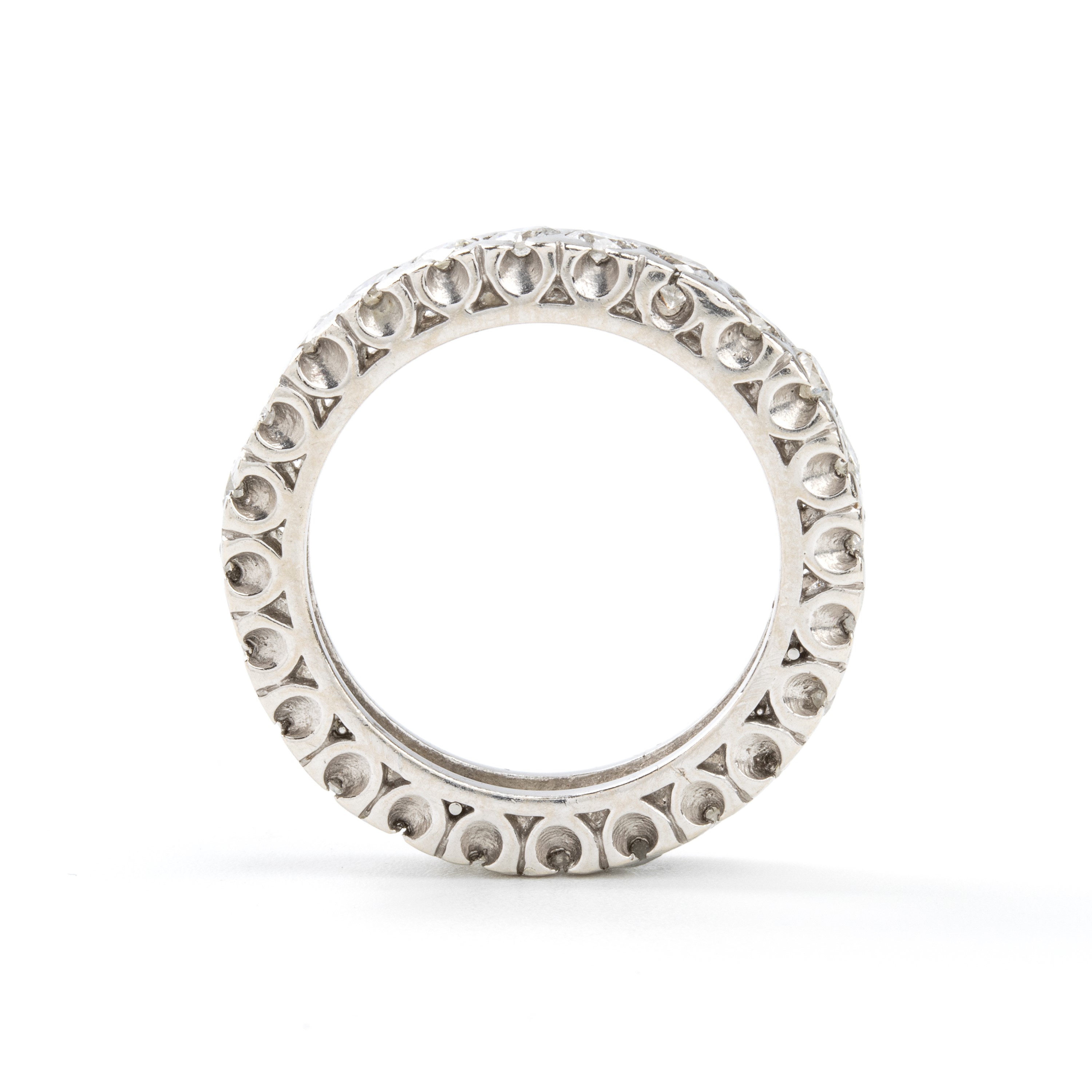 Anello Eternity in platino e diamanti