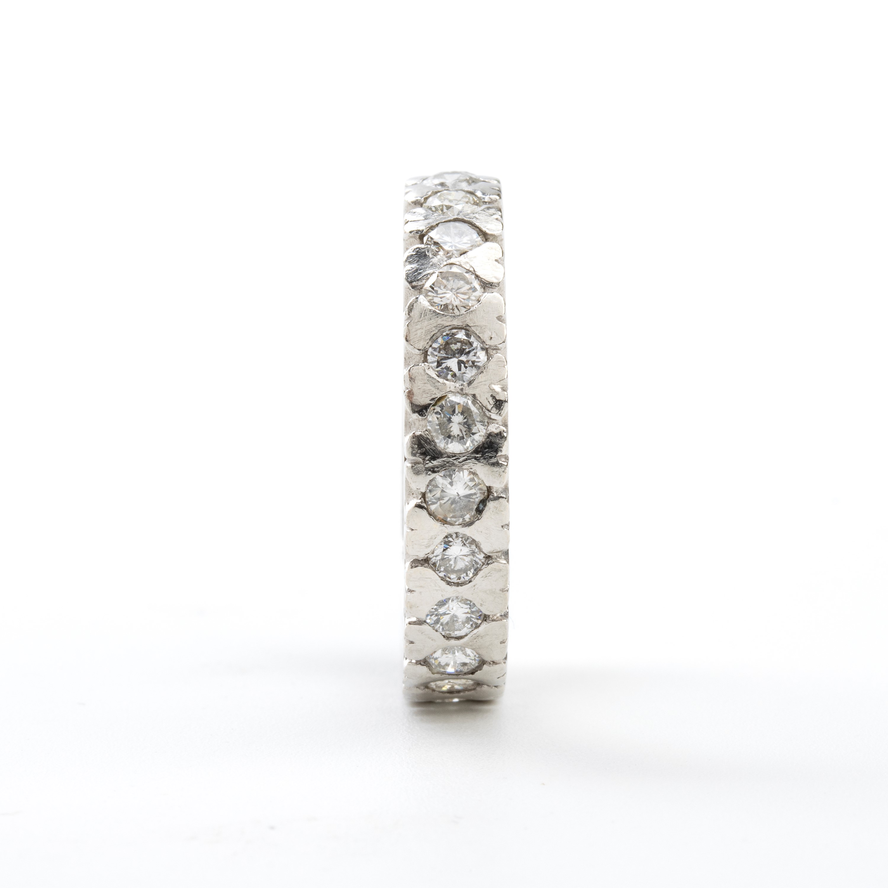 Anello Eternity in platino e diamanti