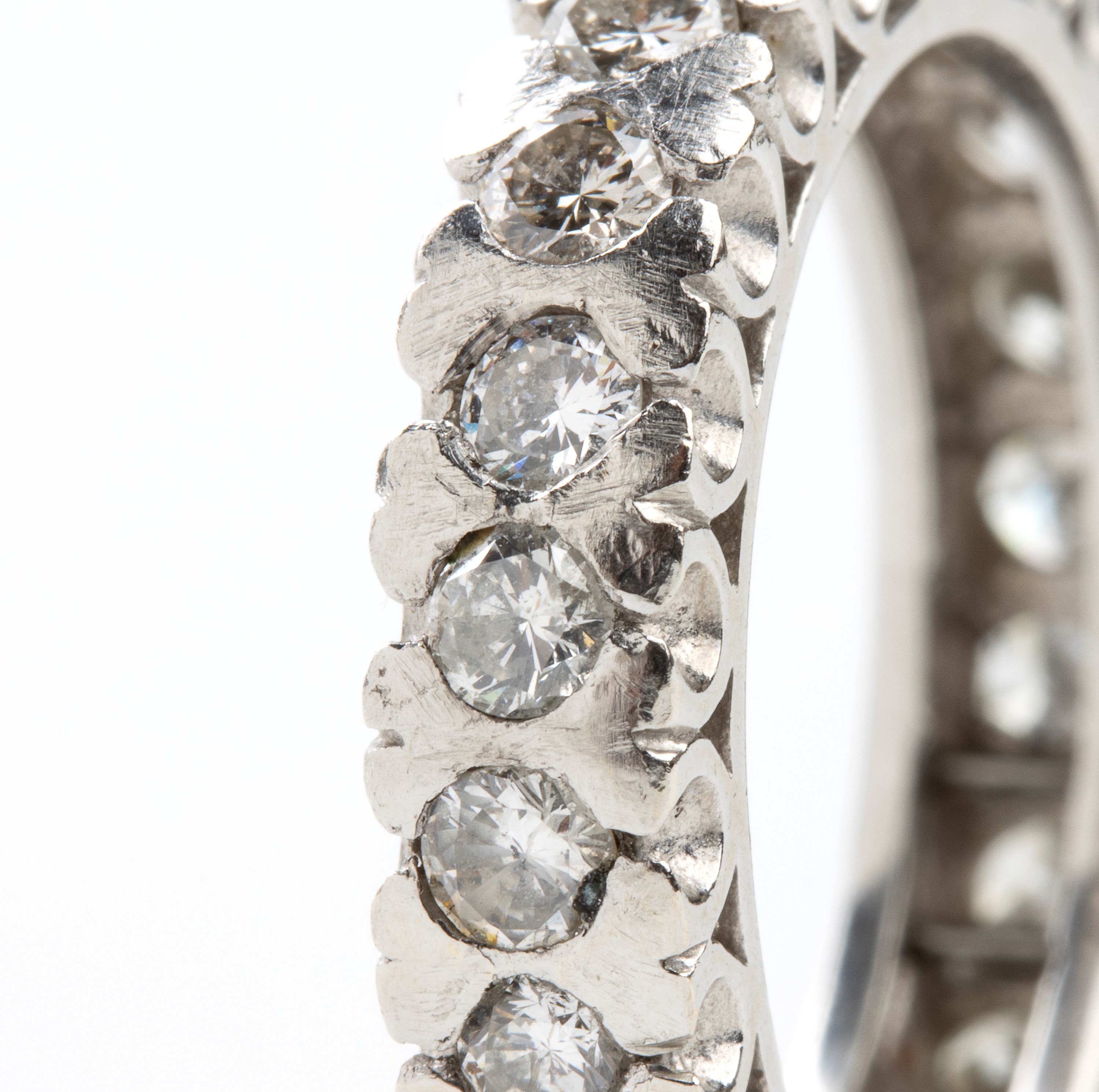 Anello Eternity in platino e diamanti