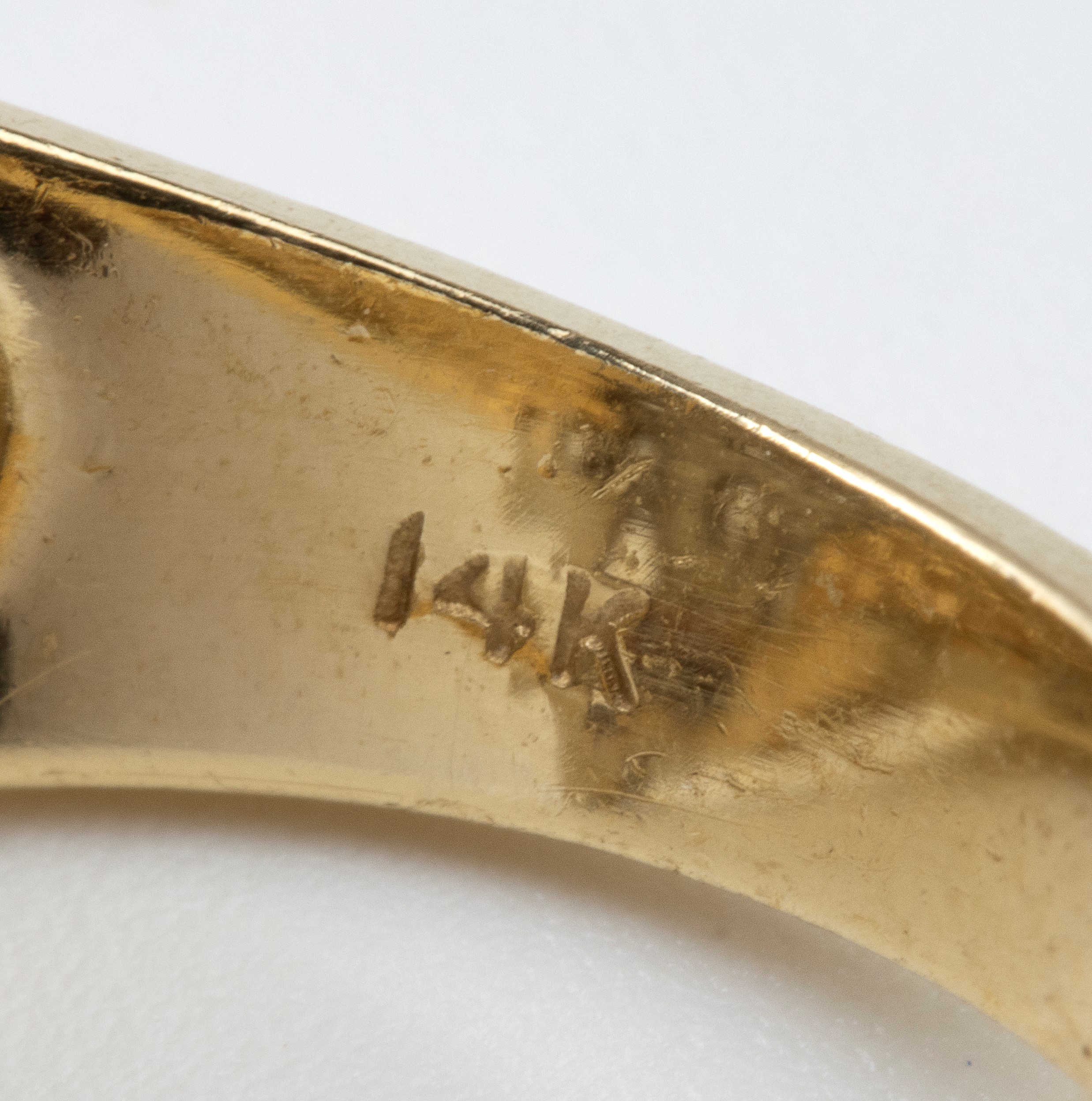 Anello a fascia in oro con diamanti