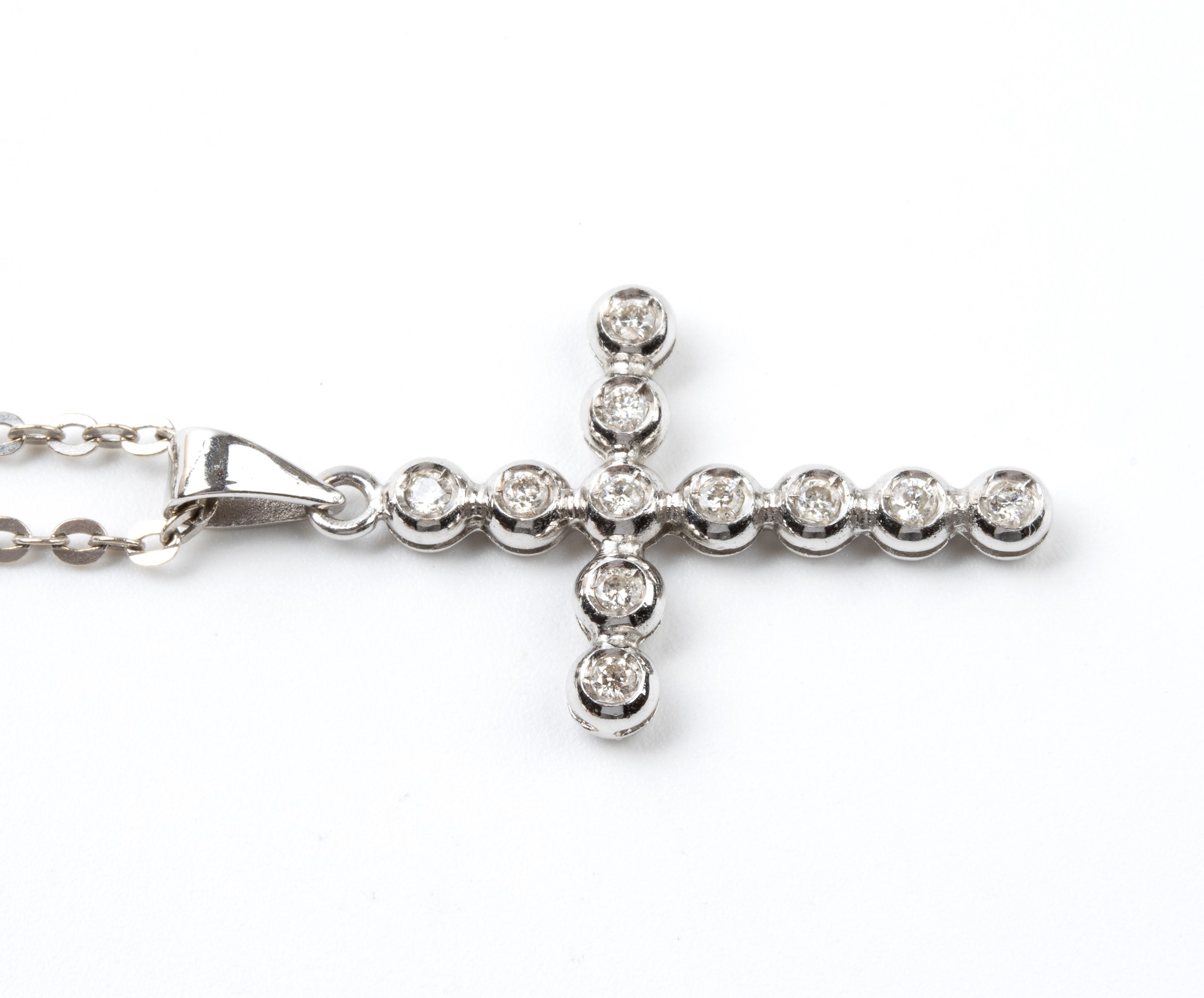 Girocollo con croce pendente in in oro e diamanti