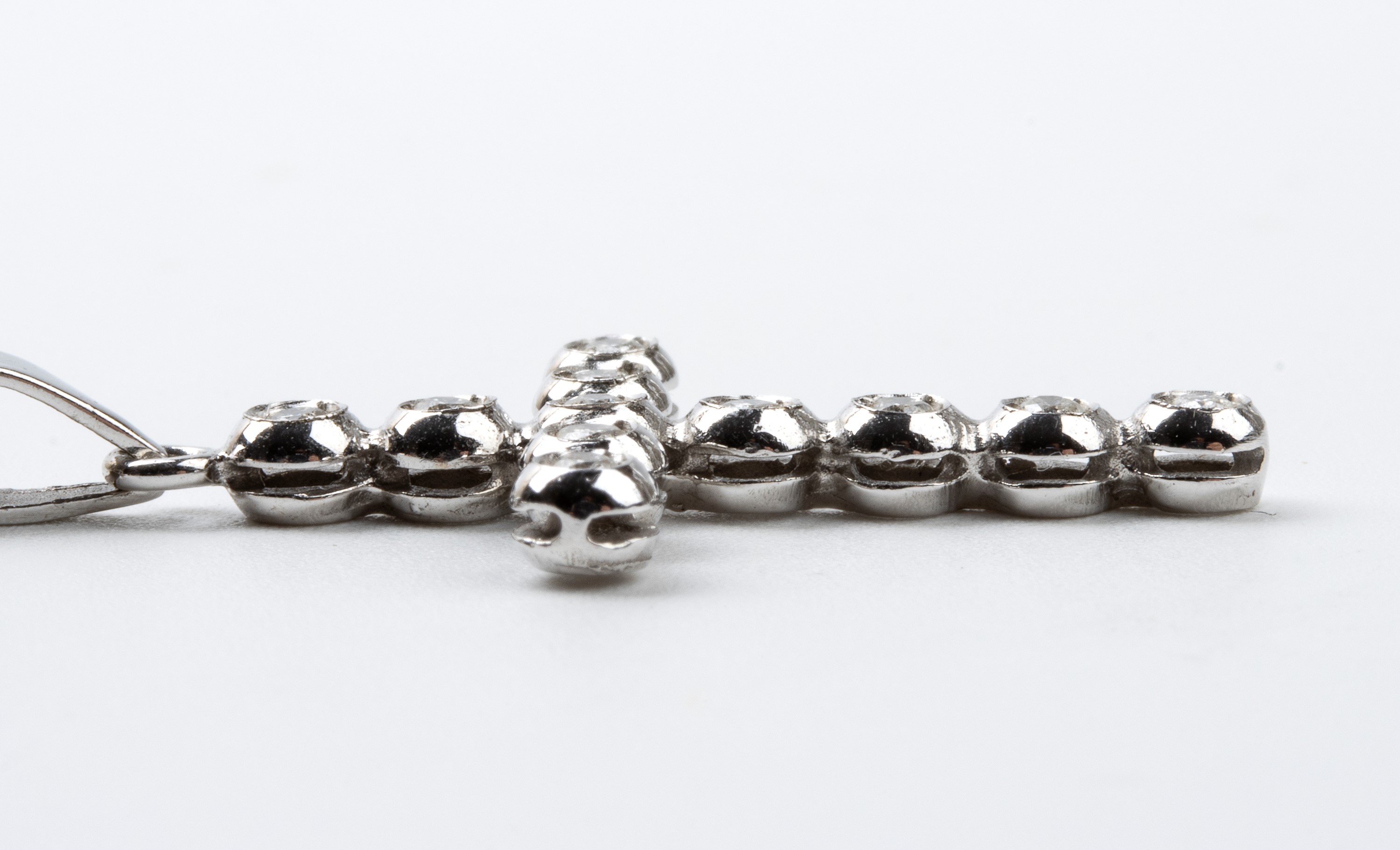 Girocollo con croce pendente in in oro e diamanti