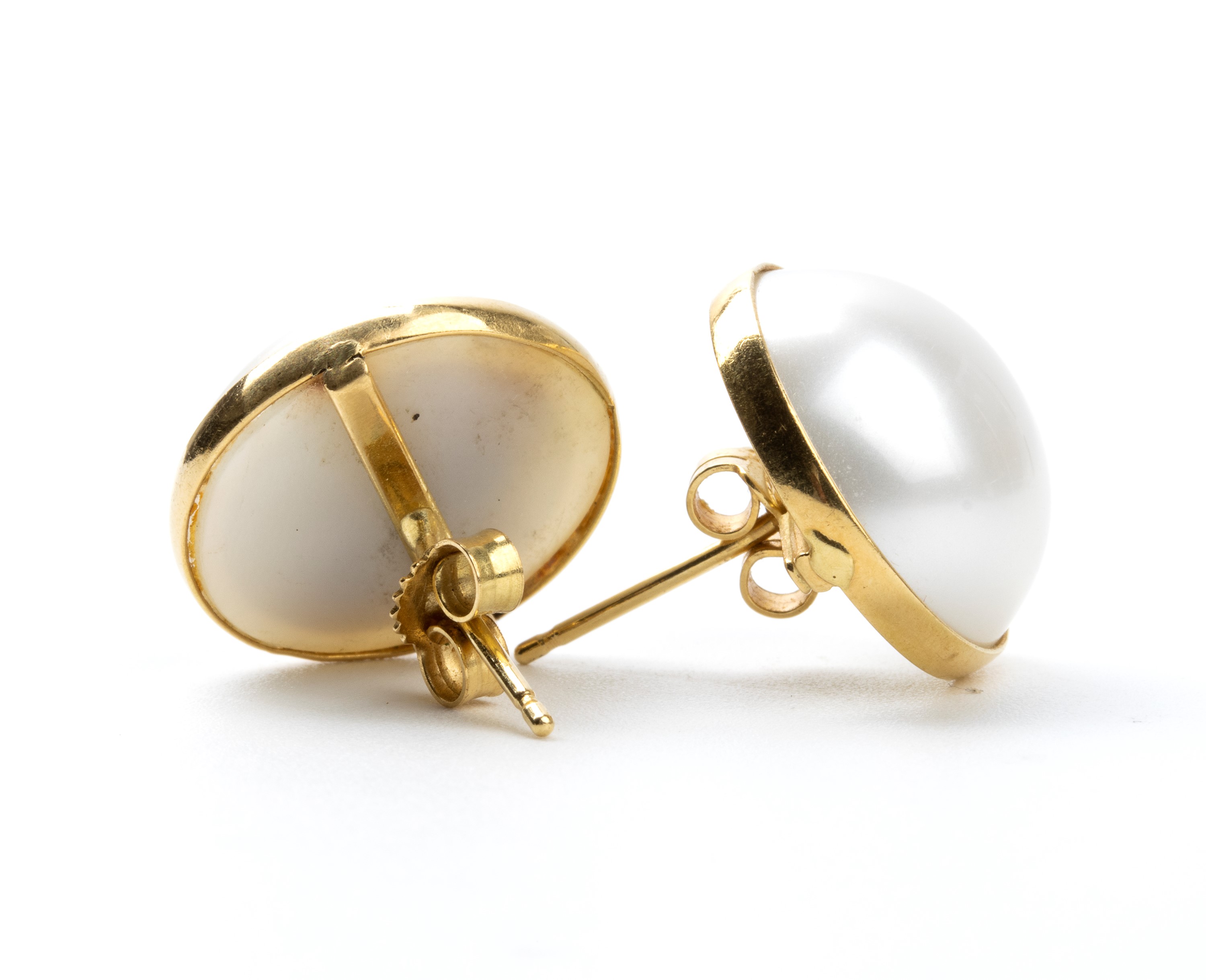 Paio di orecchini in oro e perle mabè