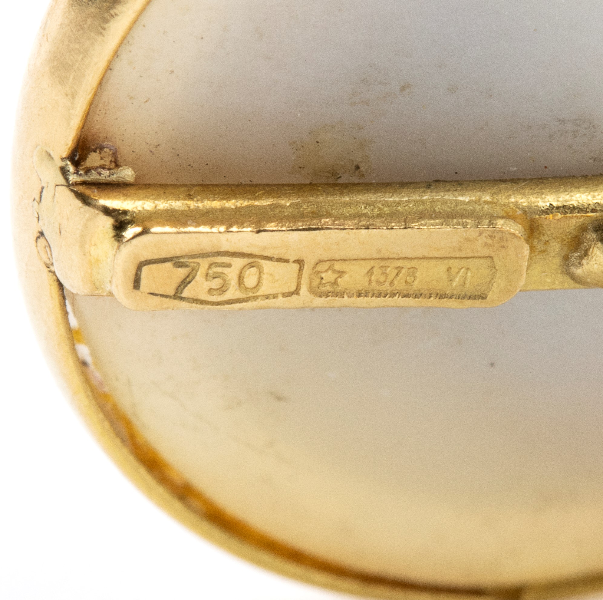 Paio di orecchini in oro e perle mabè