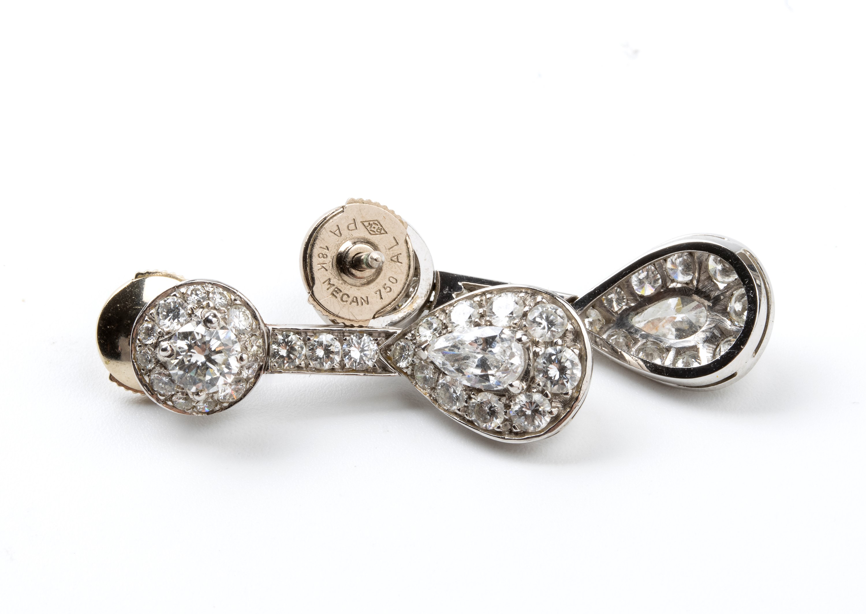 Paio di orecchini pendenti in oro e diamanti