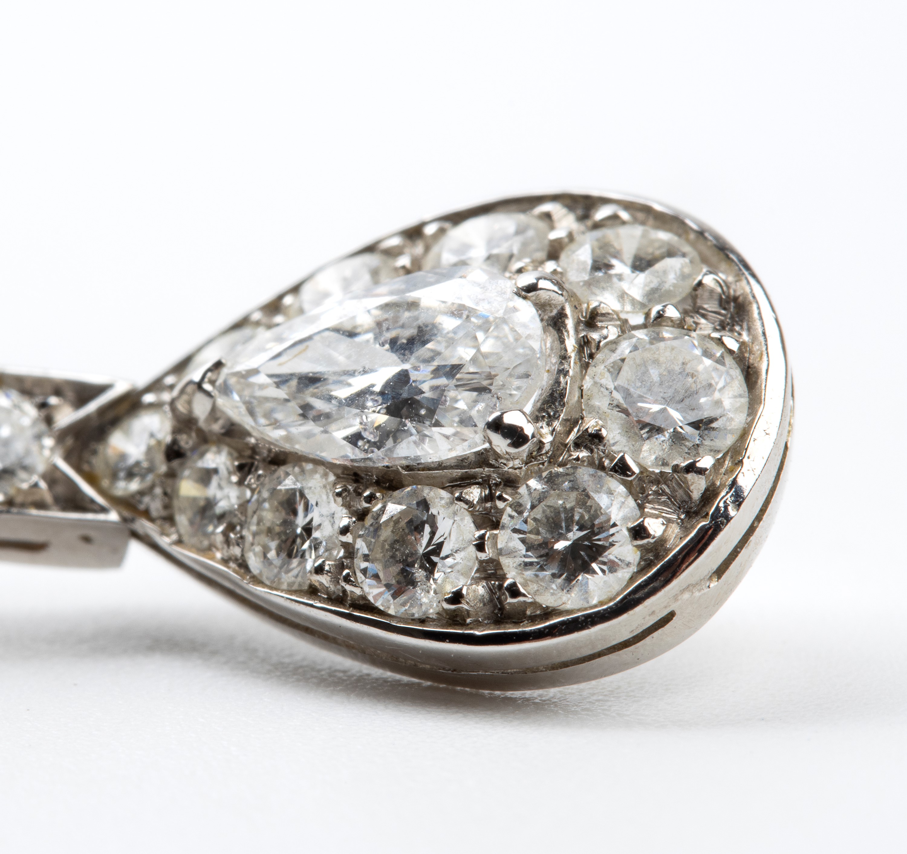 Paio di orecchini pendenti in oro e diamanti