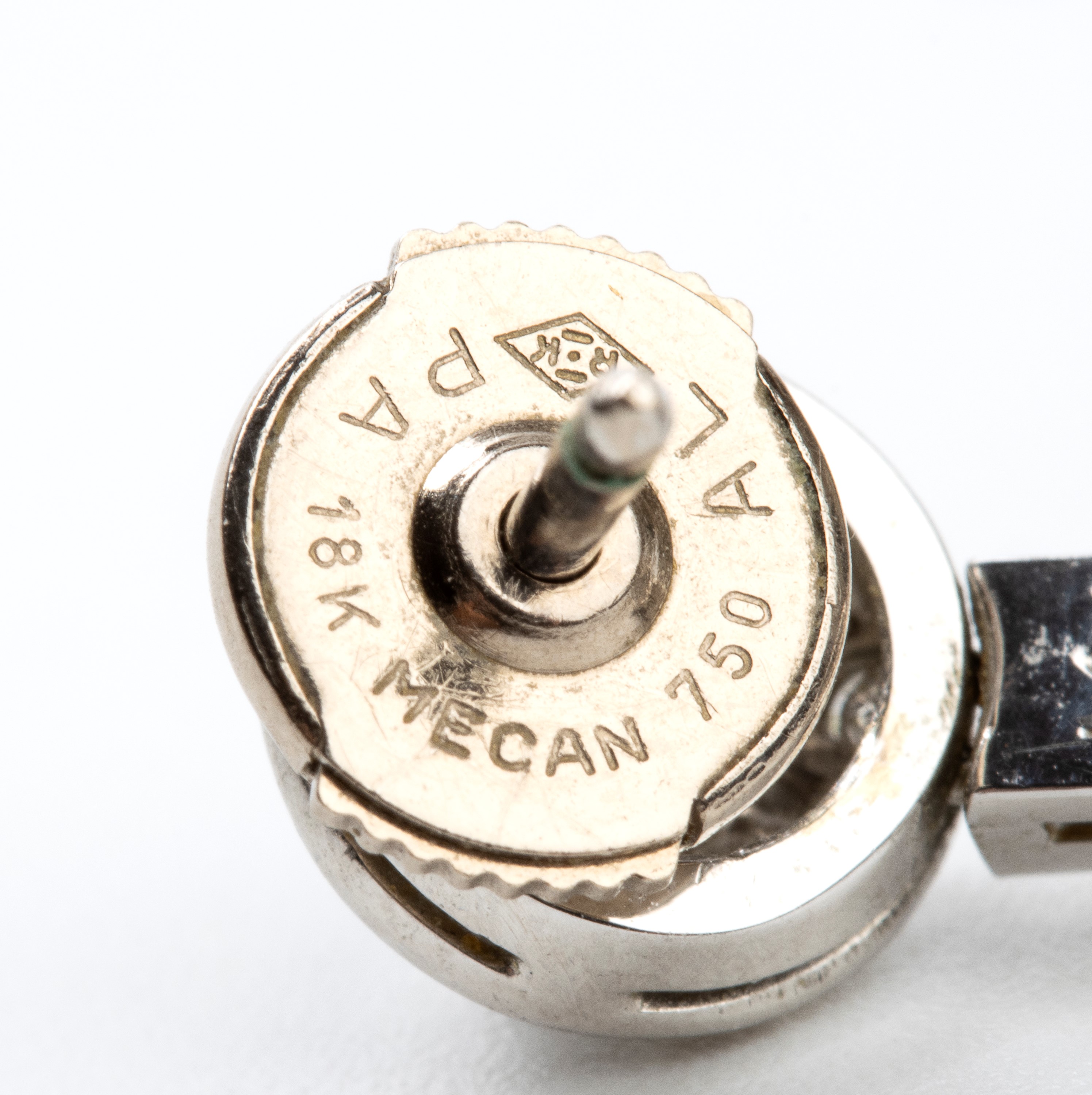 Paio di orecchini pendenti in oro e diamanti