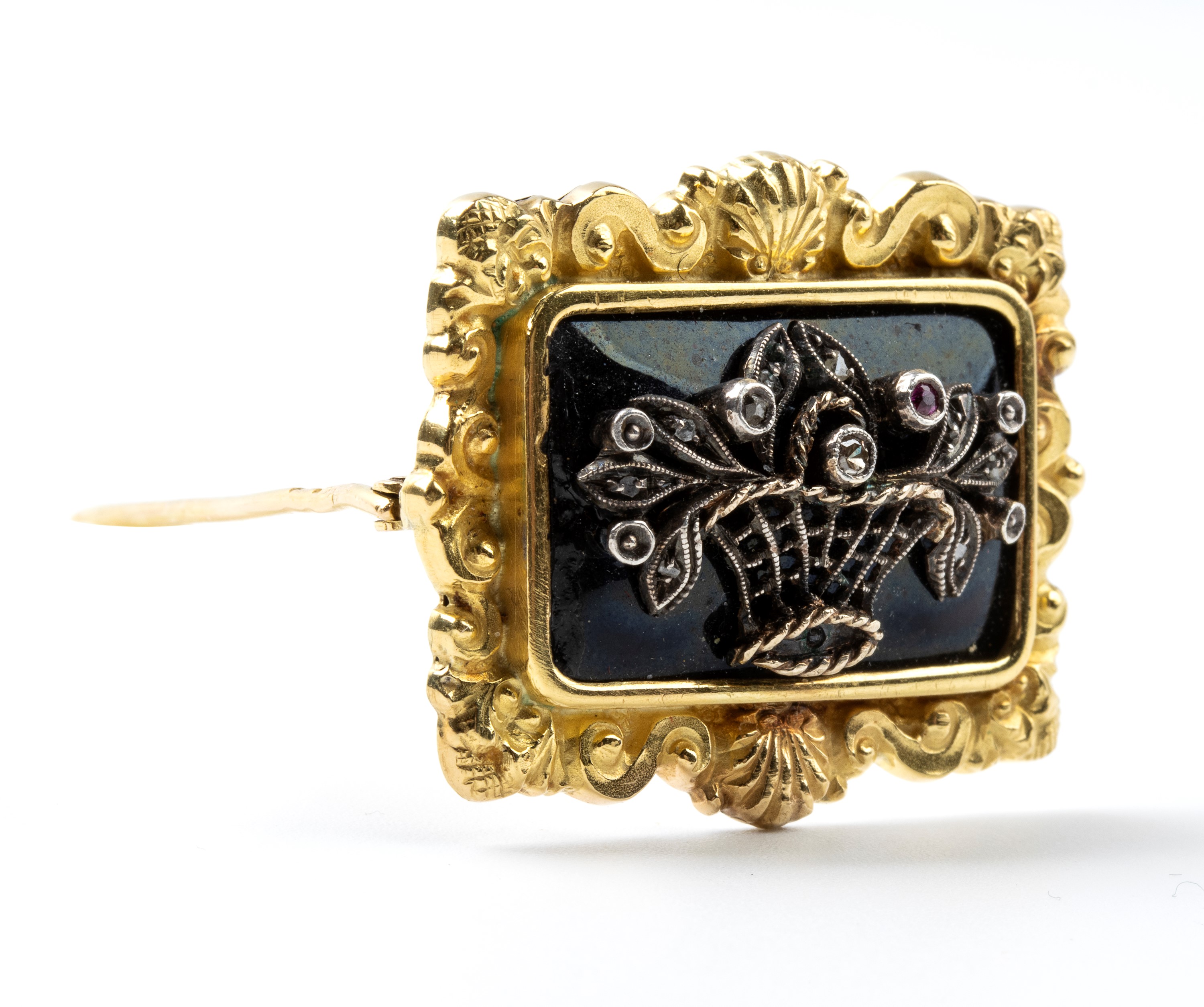 Spilla in oro, argento, pasta vitrea e pietre