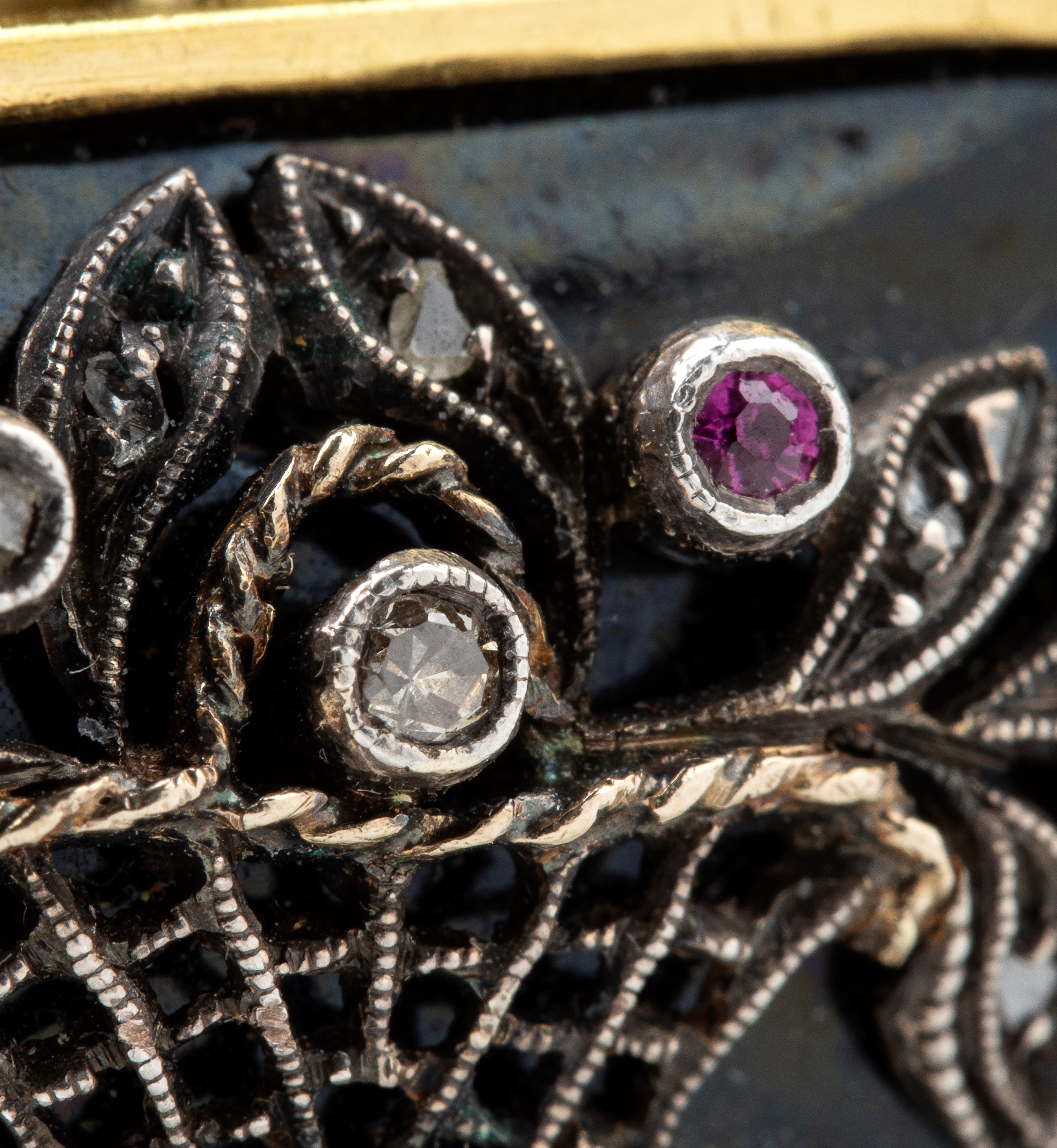 Spilla in oro, argento, pasta vitrea e pietre