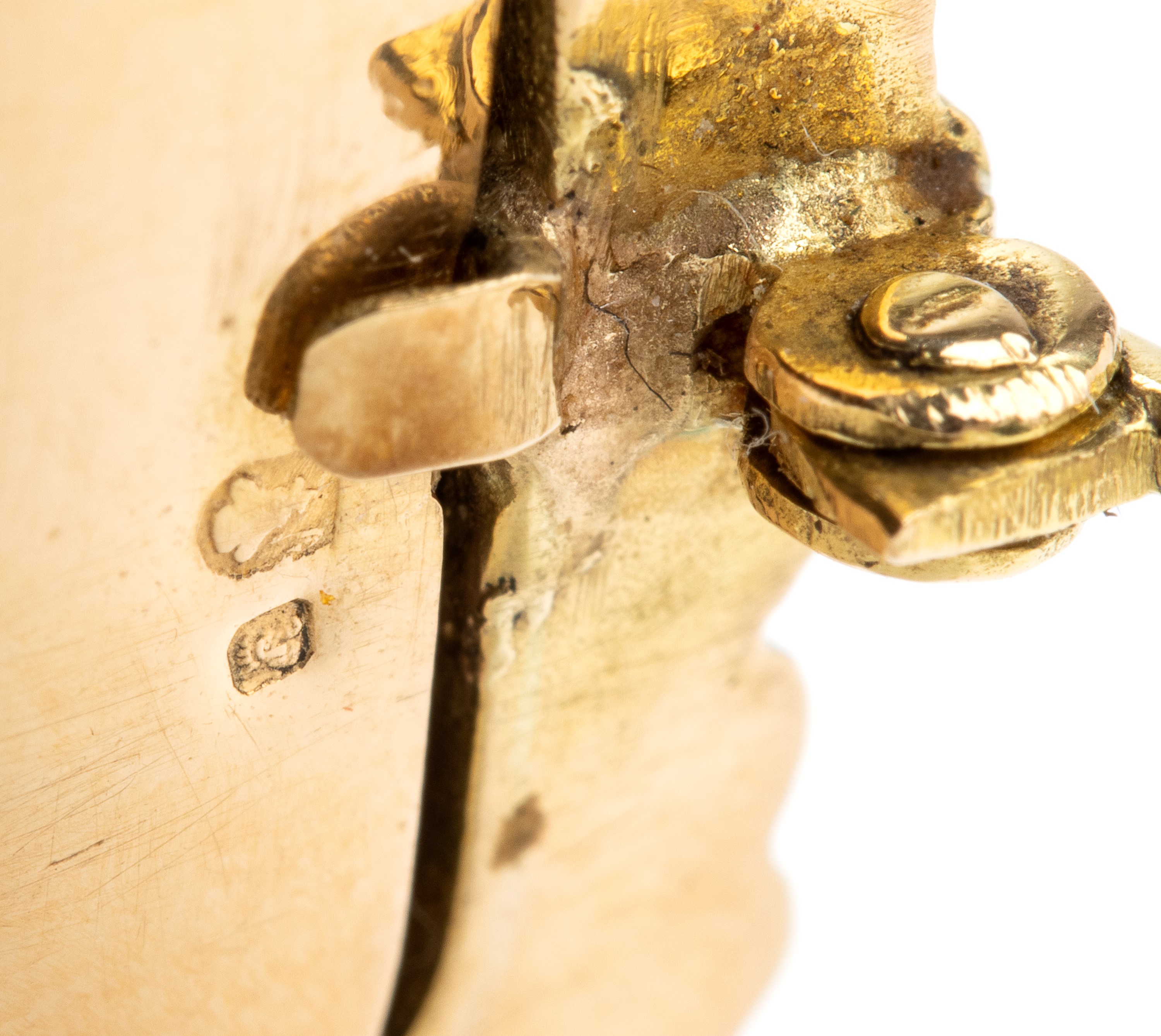 Spilla in oro, argento, pasta vitrea e pietre