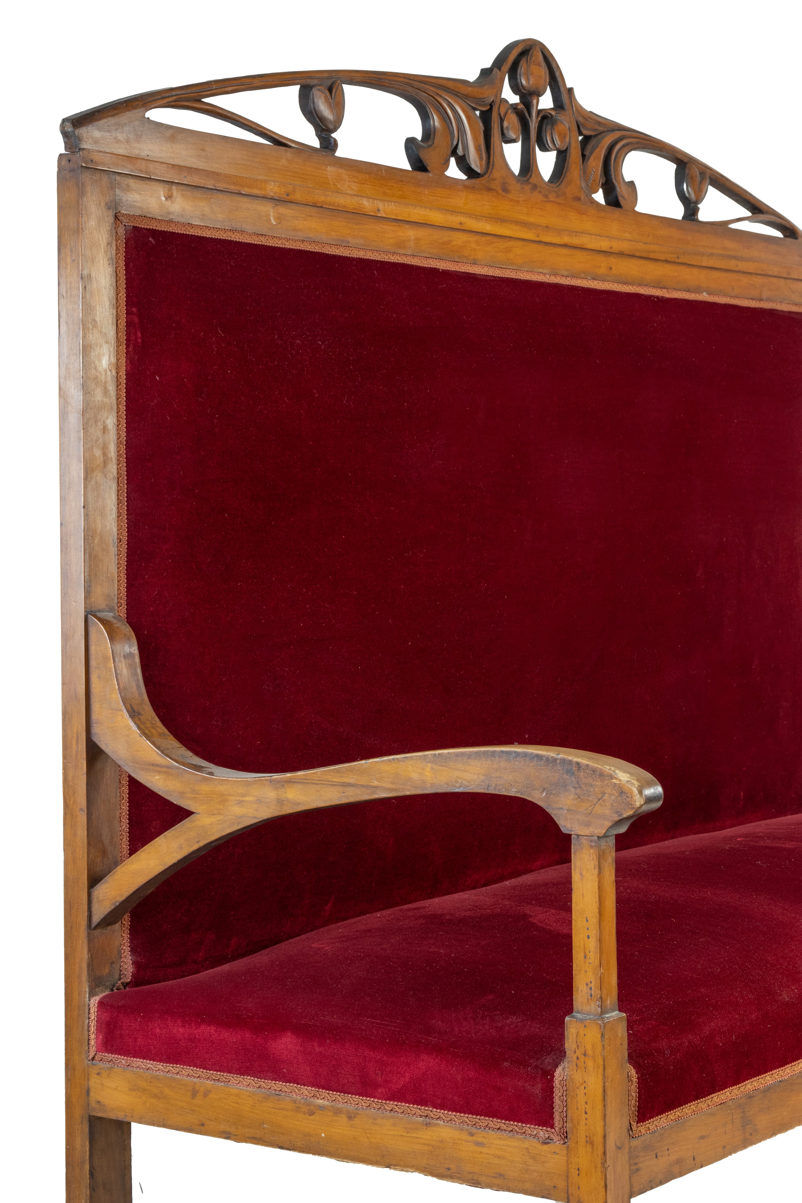 Divano in velluto rosso del Medioevo