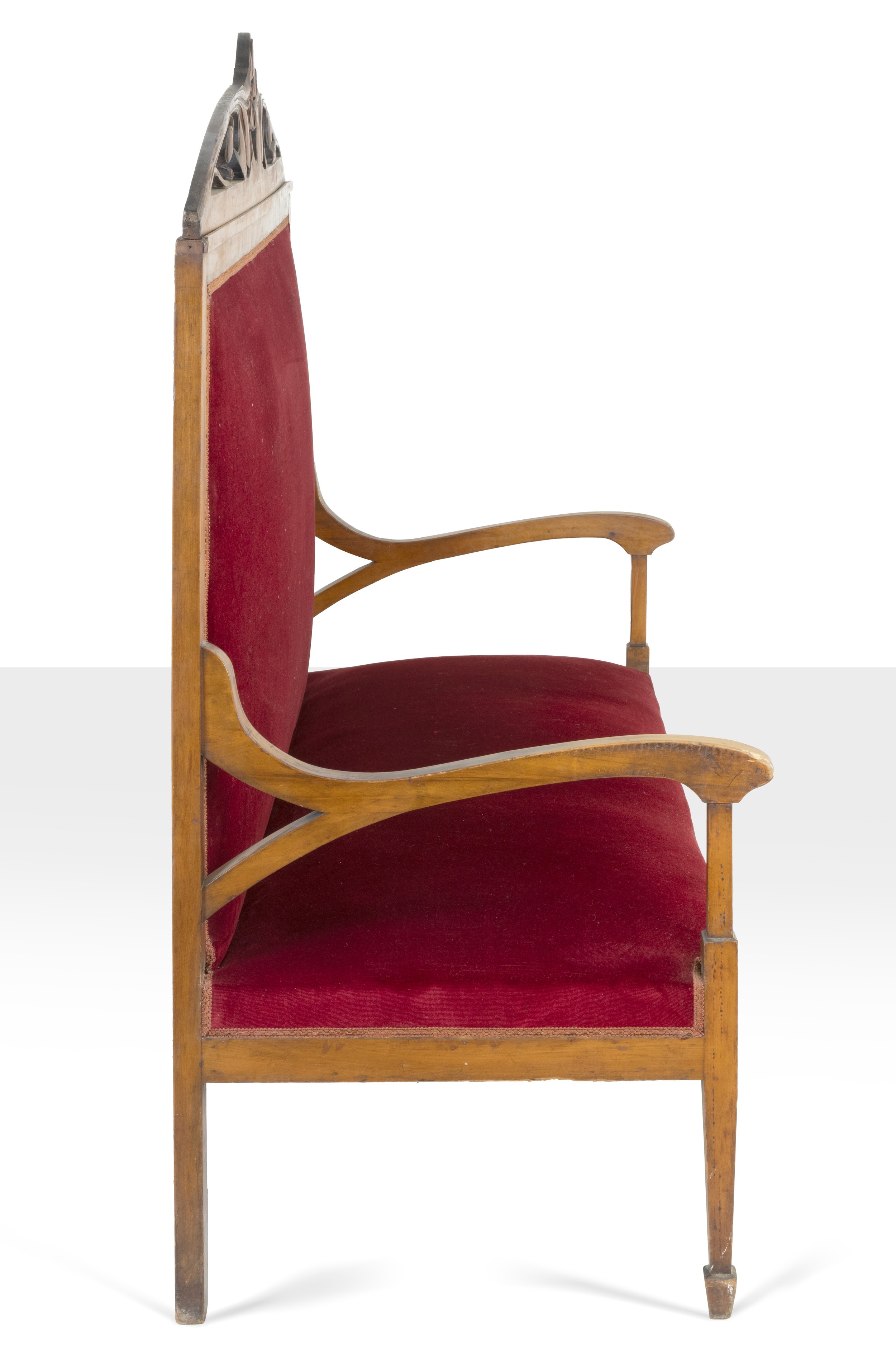 Divano in velluto rosso del Medioevo