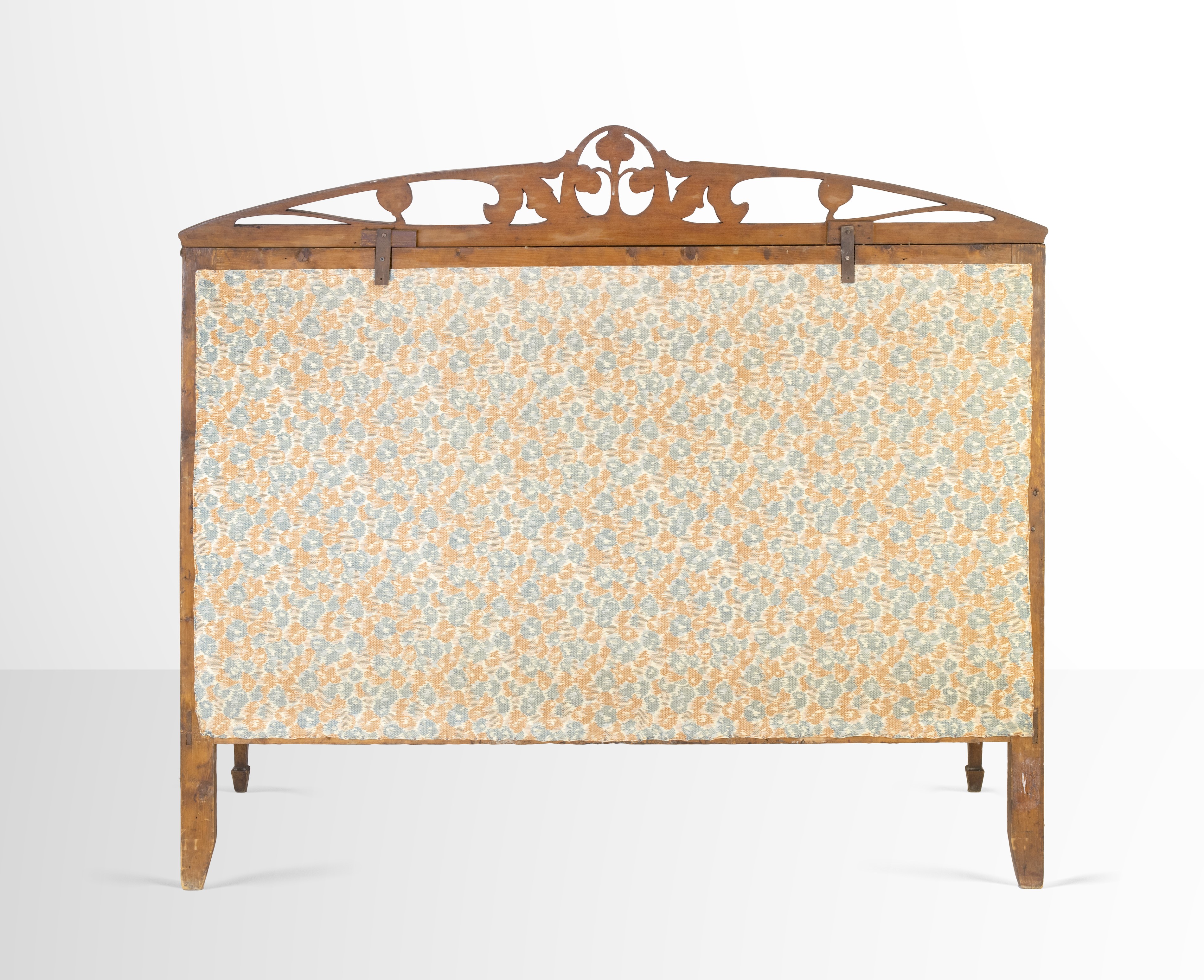 Divano in velluto rosso del Medioevo