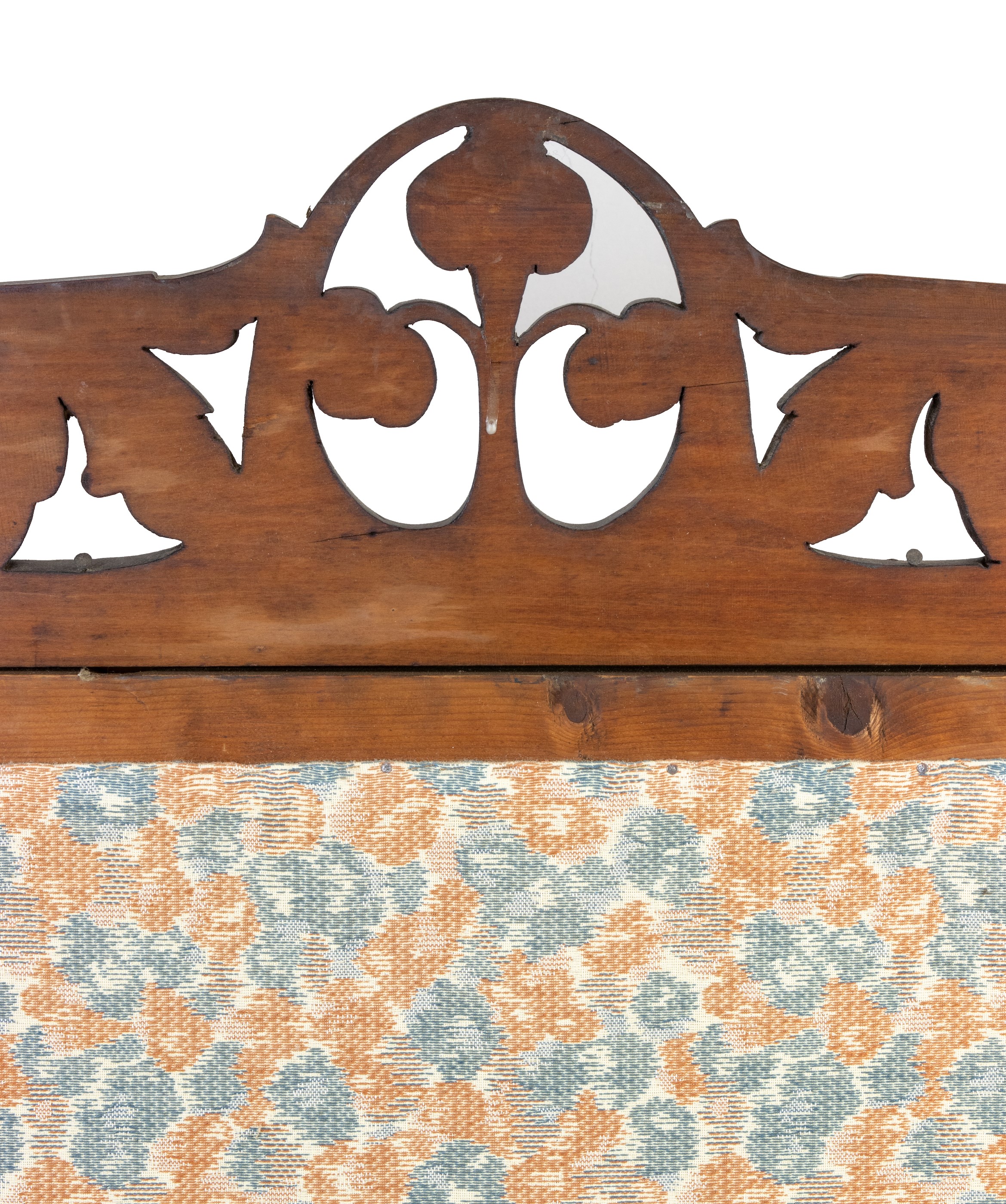 Divano in velluto rosso del Medioevo