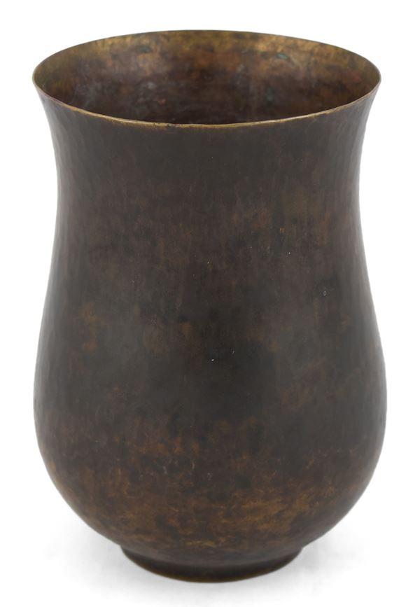 Vaso in ottone patinato scuro