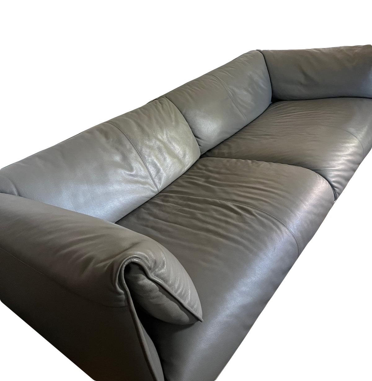 Divano a tre posti in pelle e tavolino vintage John John