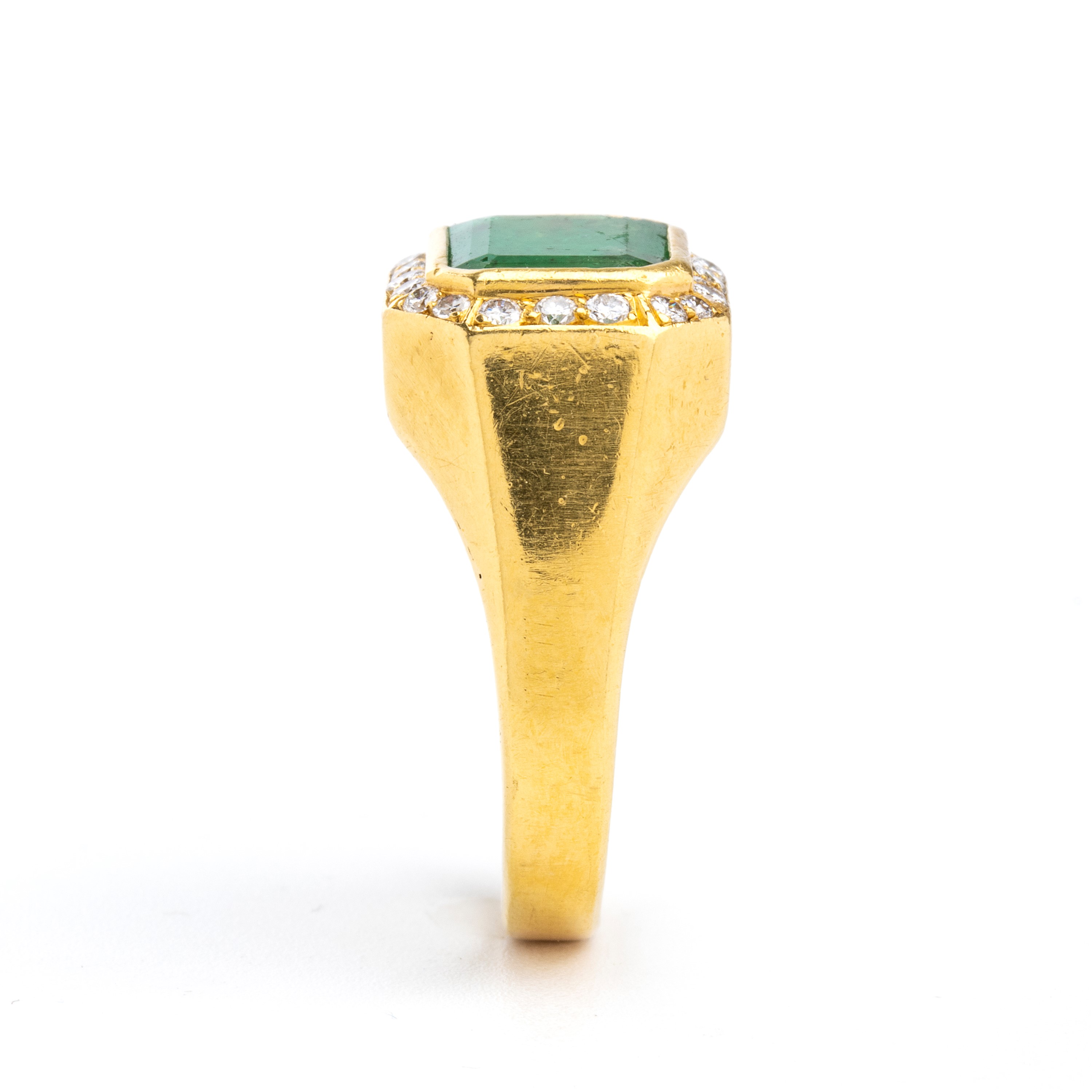 Anello a trombino in oro con smeraldo e diamanti.