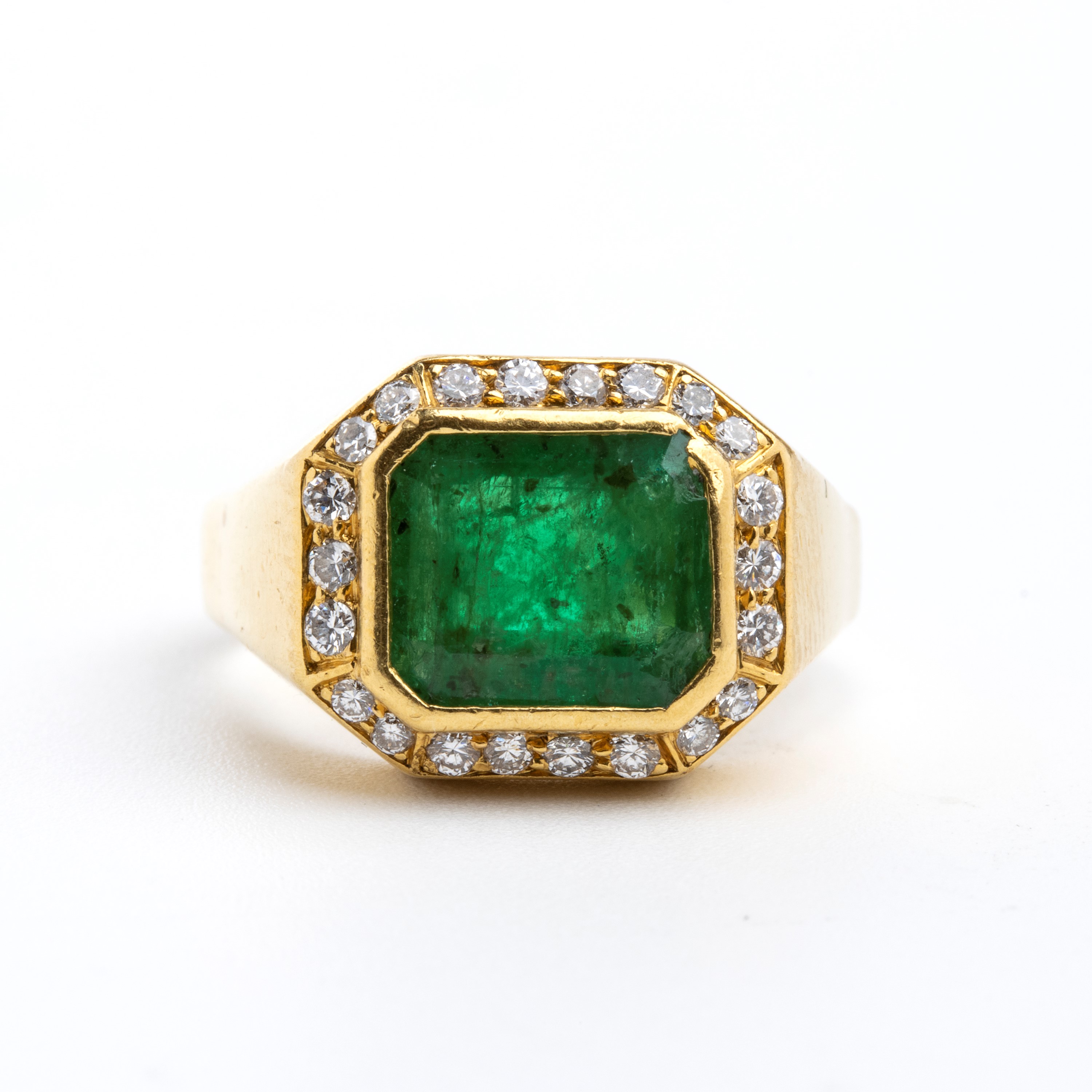 Anello a trombino in oro con smeraldo e diamanti.