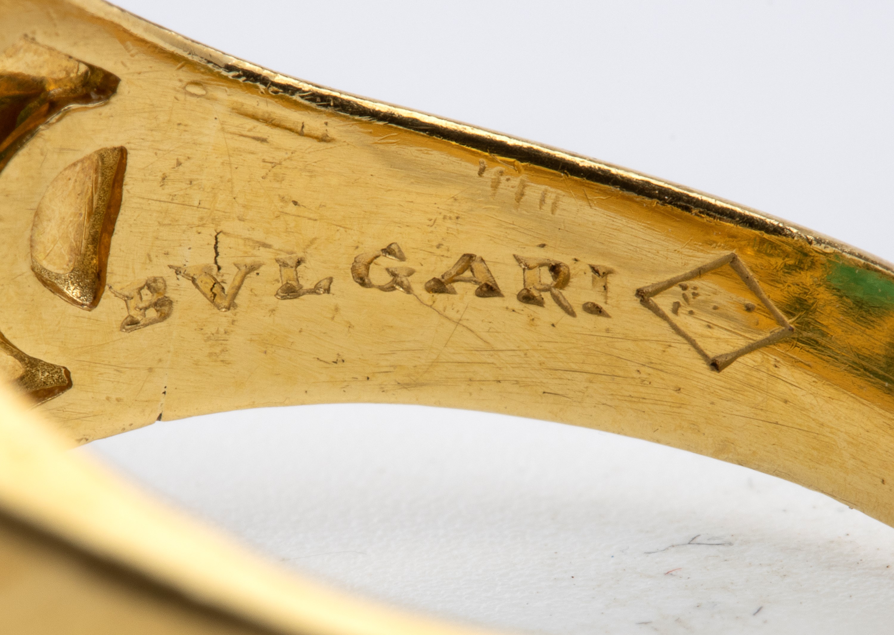 Anello a trombino in oro con smeraldo e diamanti.