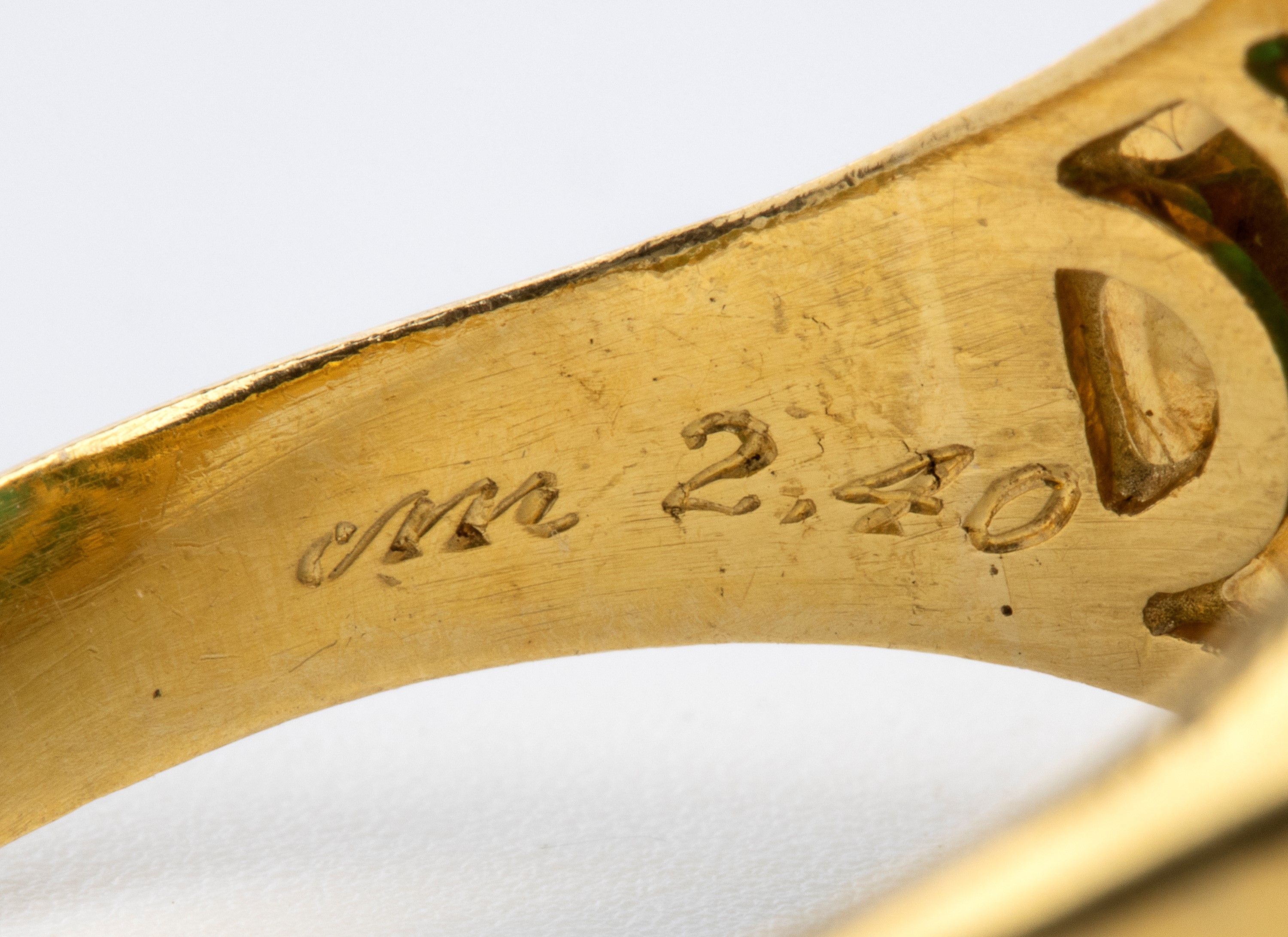 Anello a trombino in oro con smeraldo e diamanti.