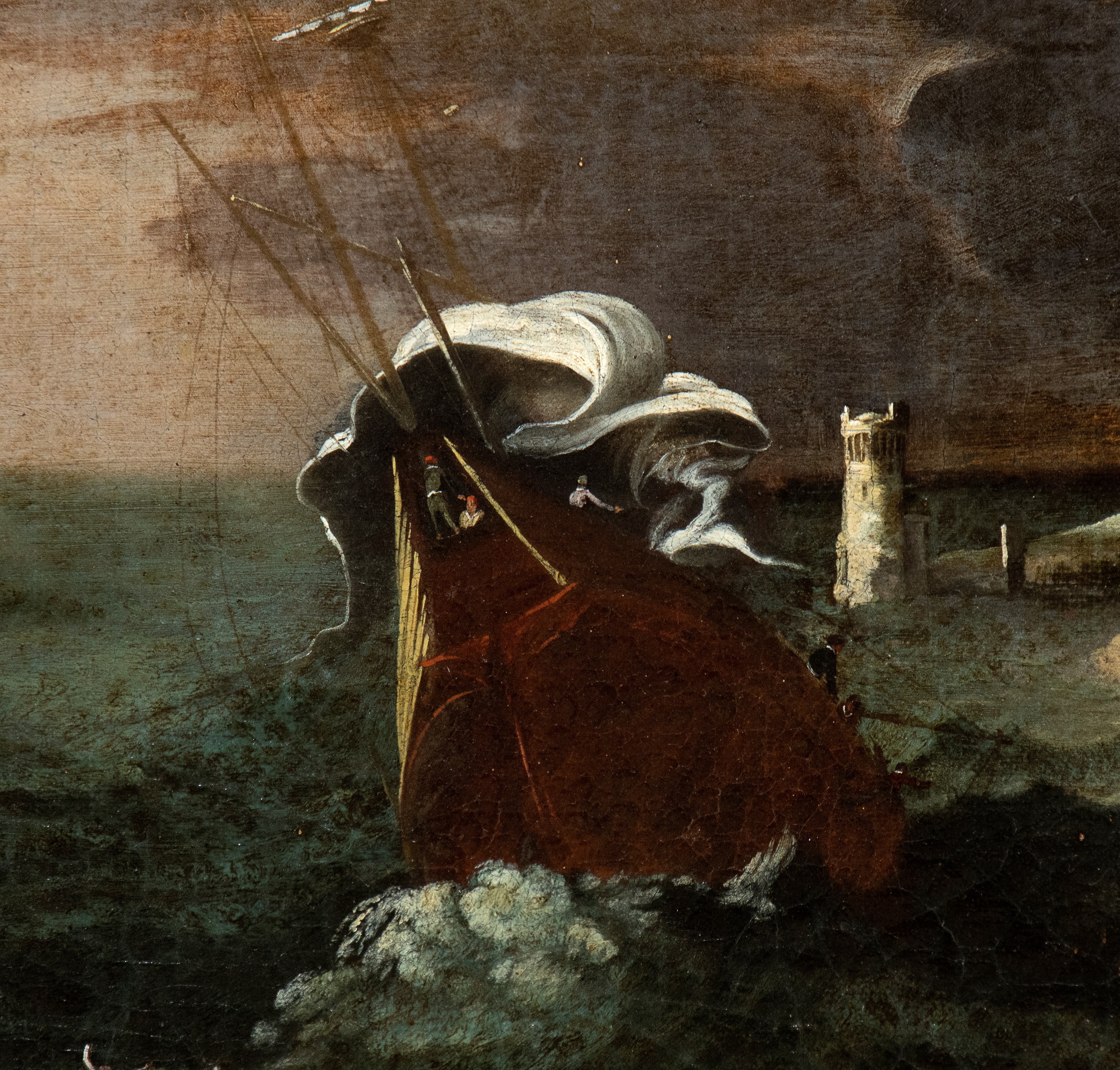 Mare in tempesta con barca all'ormeggio