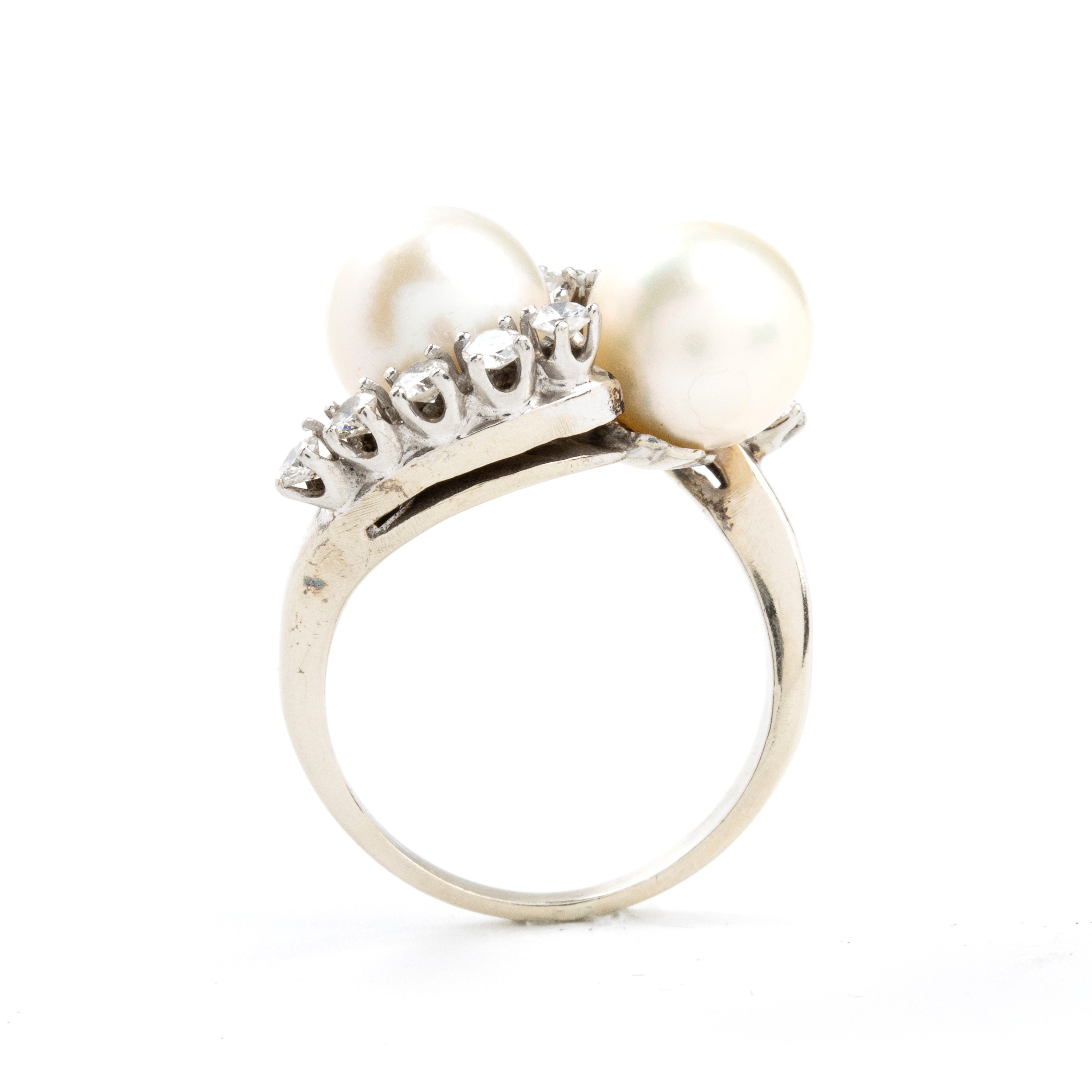 Anello in oro bianco con perle e diamanti