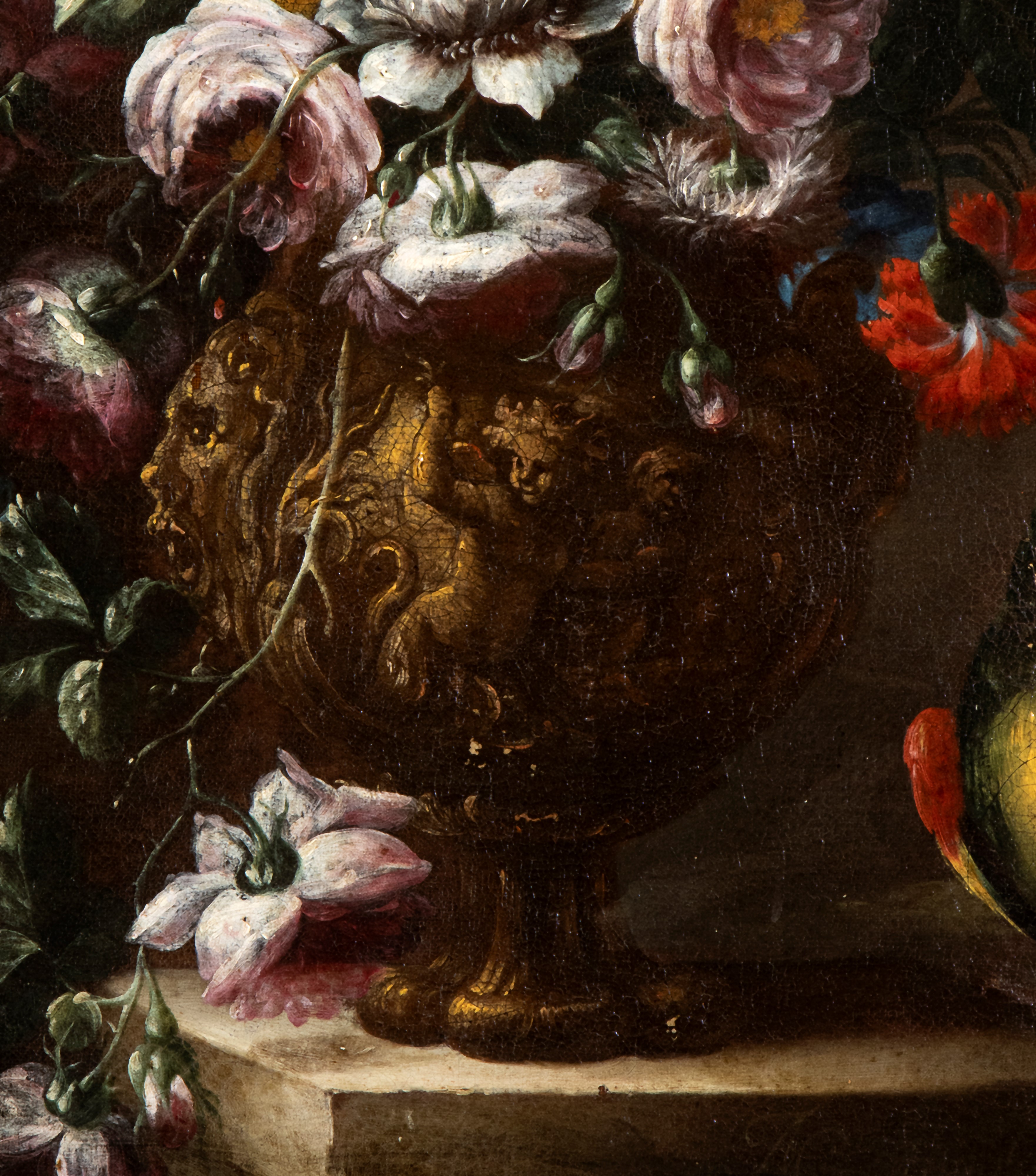 Bouquet di fiori in un vaso metallico, con pappagallo