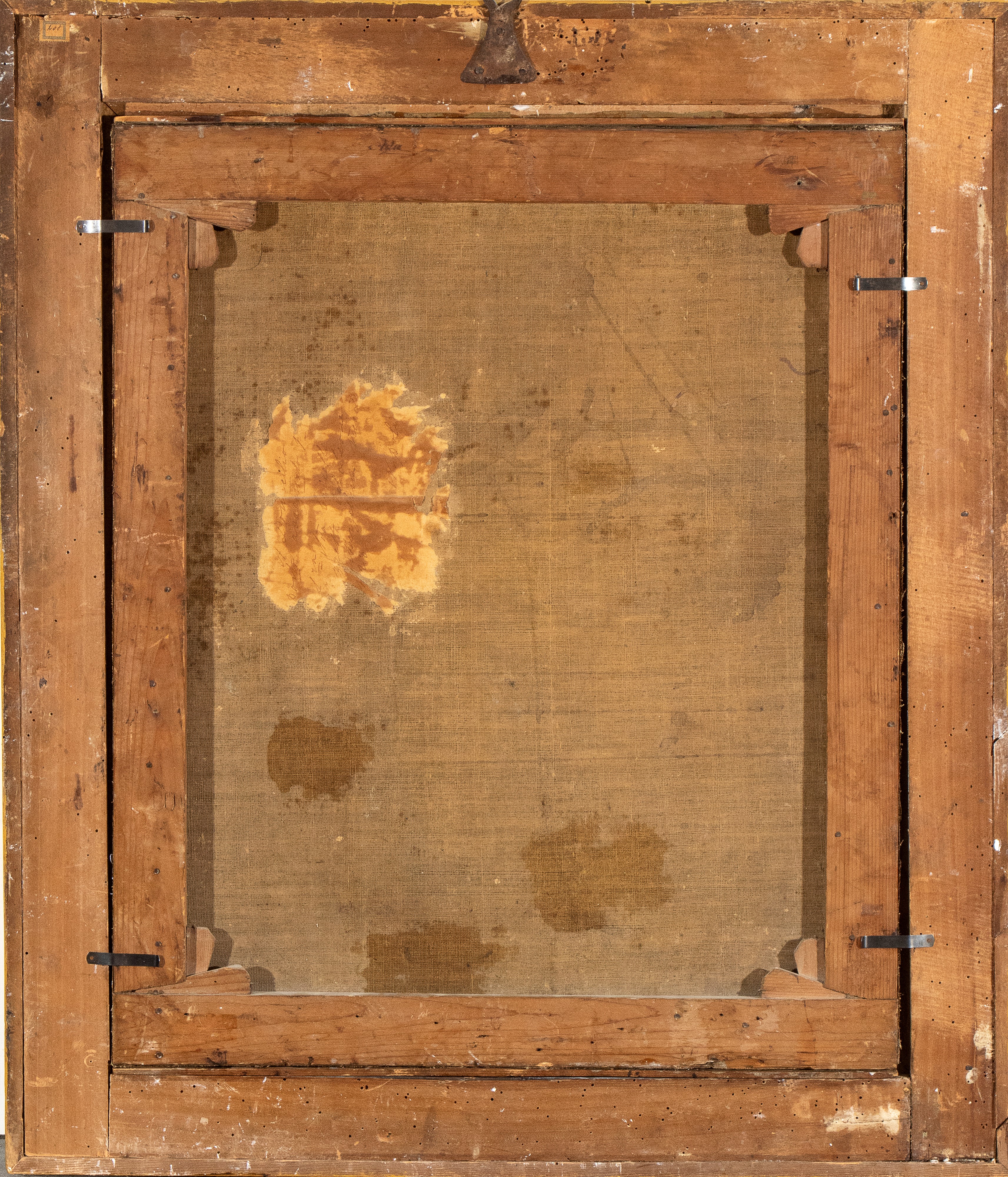 Bouquet di fiori in un vaso metallico, con pappagallo