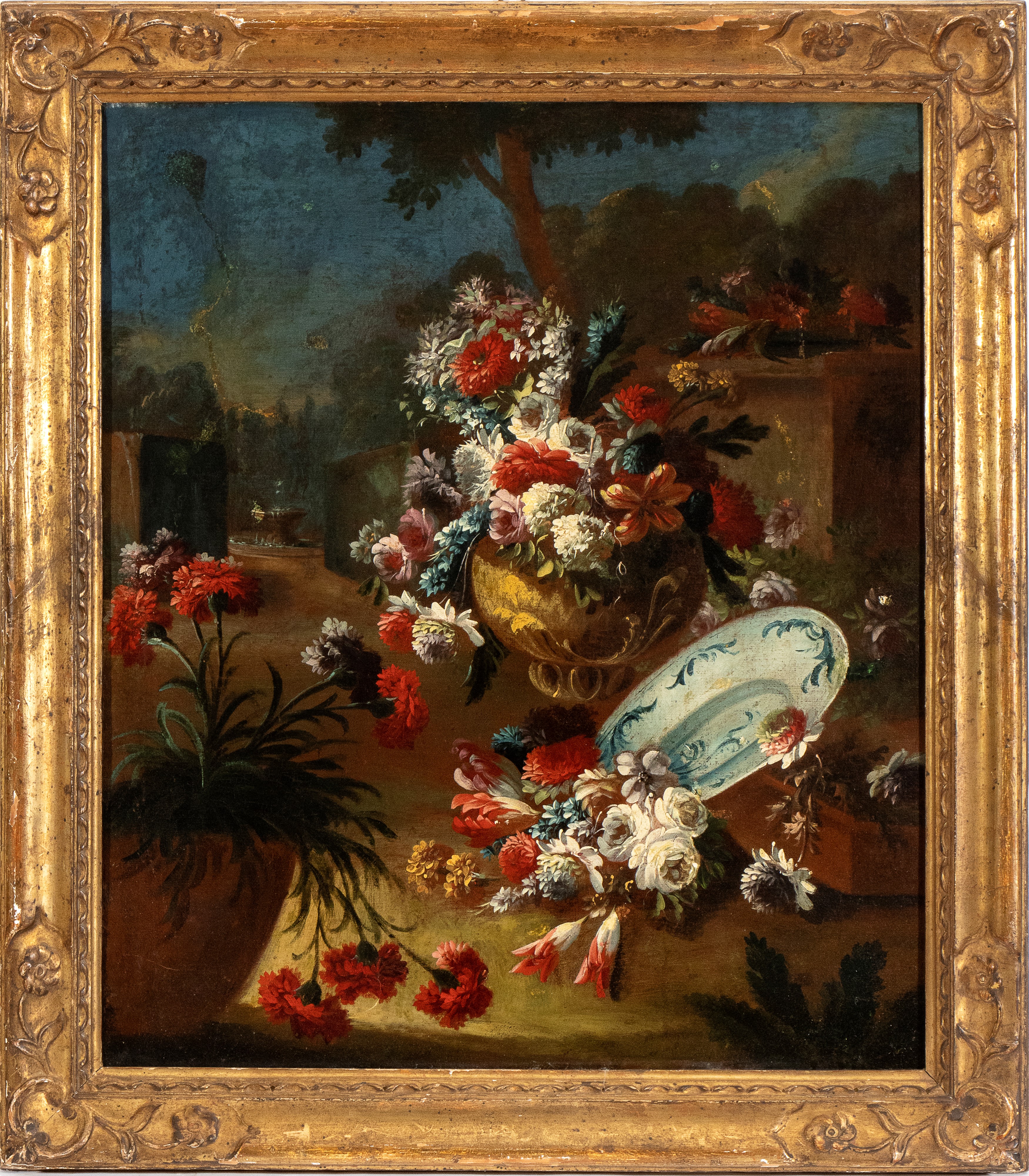 Vasi di fiori e vasellame in un paesaggio